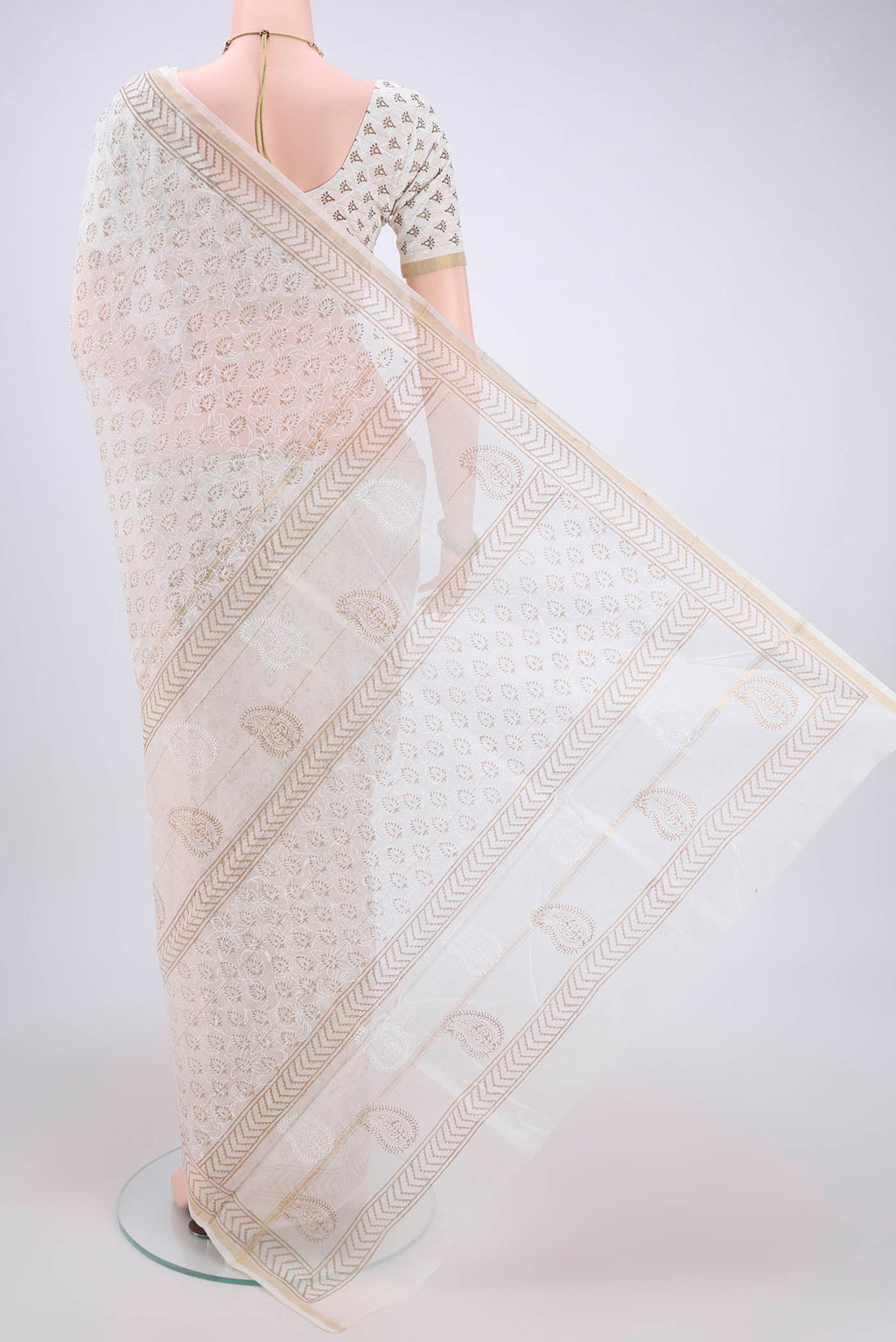 Flat view of Off White Maheshwari Silk Cotton Saree with Batik Print on the body and Zari Border. 