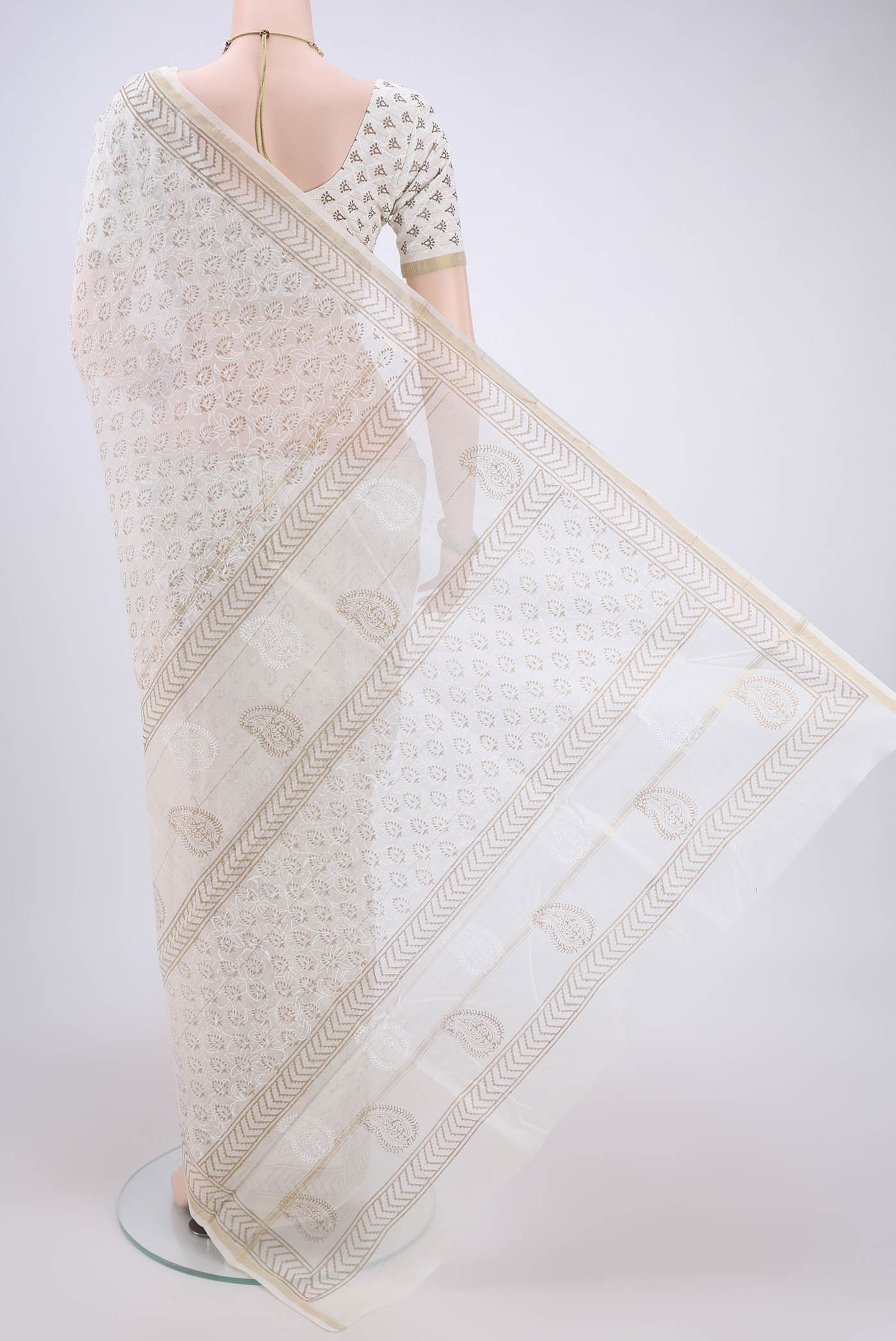 Flat view of Off White Maheshwari Silk Cotton Saree with Batik Print on the body and Zari Border. 
