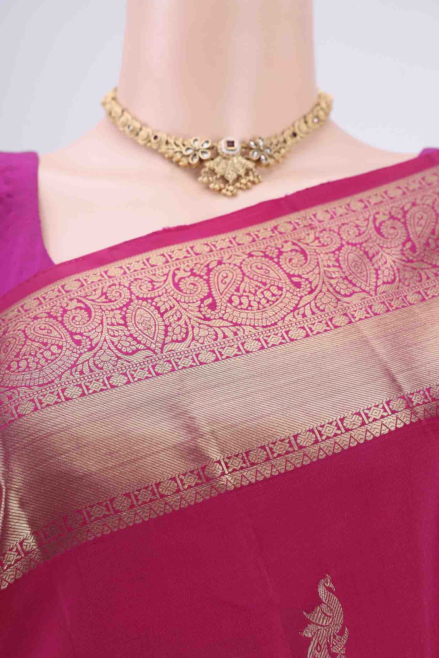 Border image of Rani Pink Kanchipuram Silk Saree with Checked design on the body and Zari Border. 