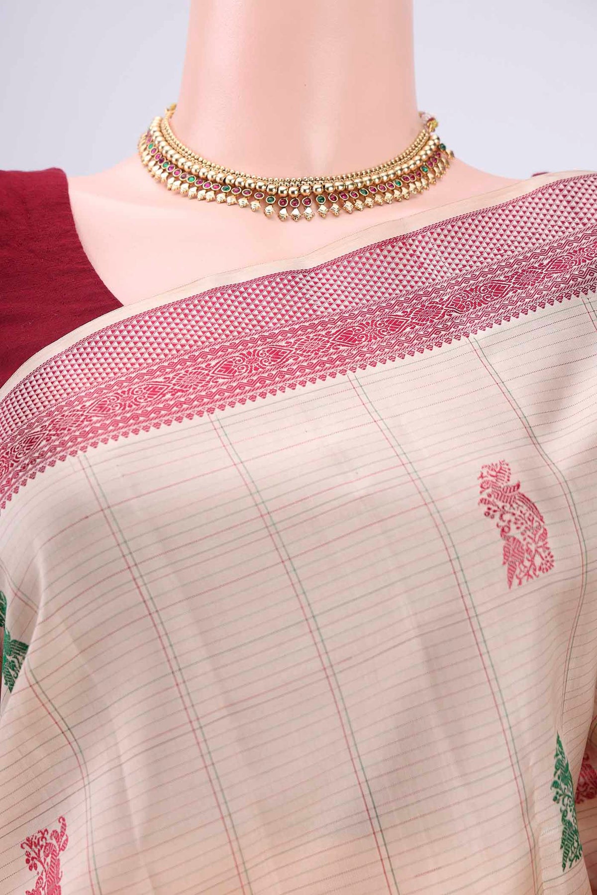 Border image of Beige Kanchipuram Saree with Thread Butta on the body and Thread Border. 