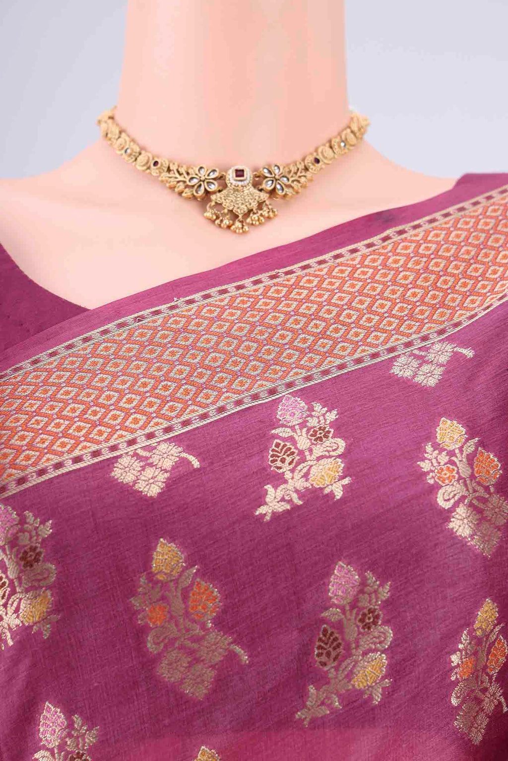 Border image of Magenta Banarasi Tussar Silk Saree with Zari And Thread Butta on the body and Zari And Thread Border. 