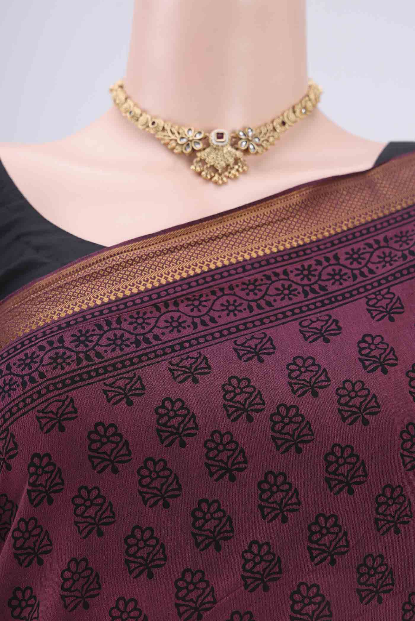 Border image of Light Magenta Maheshwari Silk Cotton Saree with Batik Print on the body and Zari Border. 