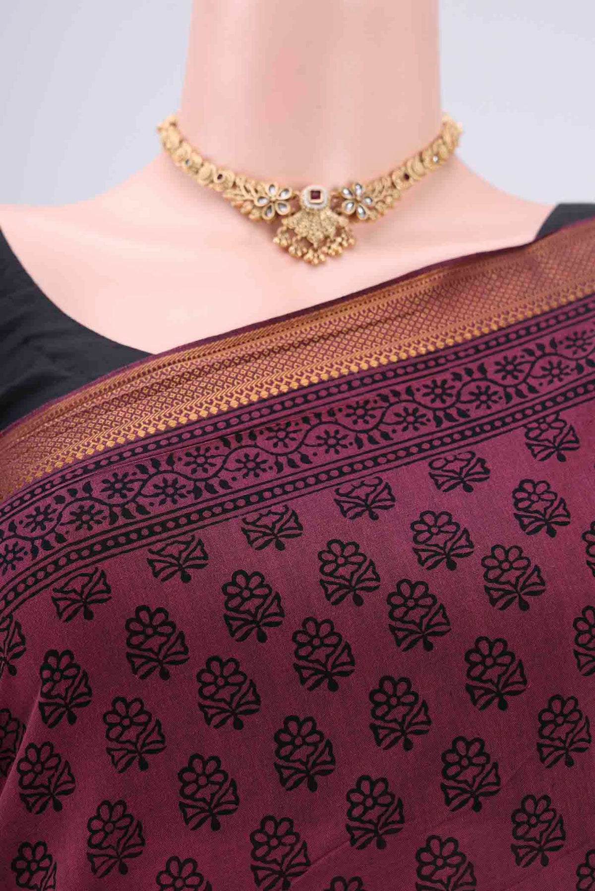 Border image of Light Magenta Maheshwari Silk Cotton Saree with Batik Print on the body and Zari Border. 