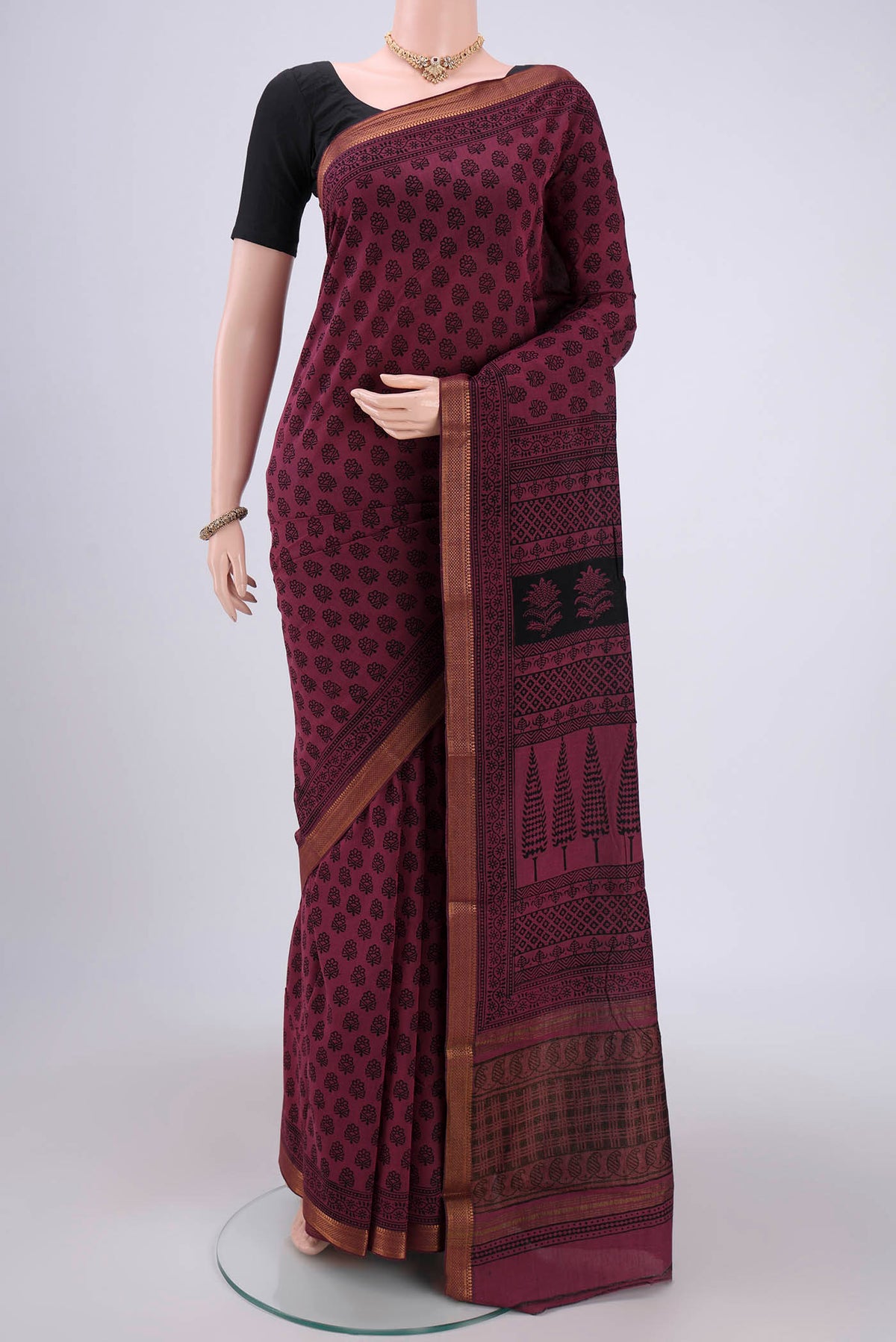 Light Magenta Maheshwari Silk Cotton Saree with Batik Print on the body and Zari Border.  displayed on a mannequin