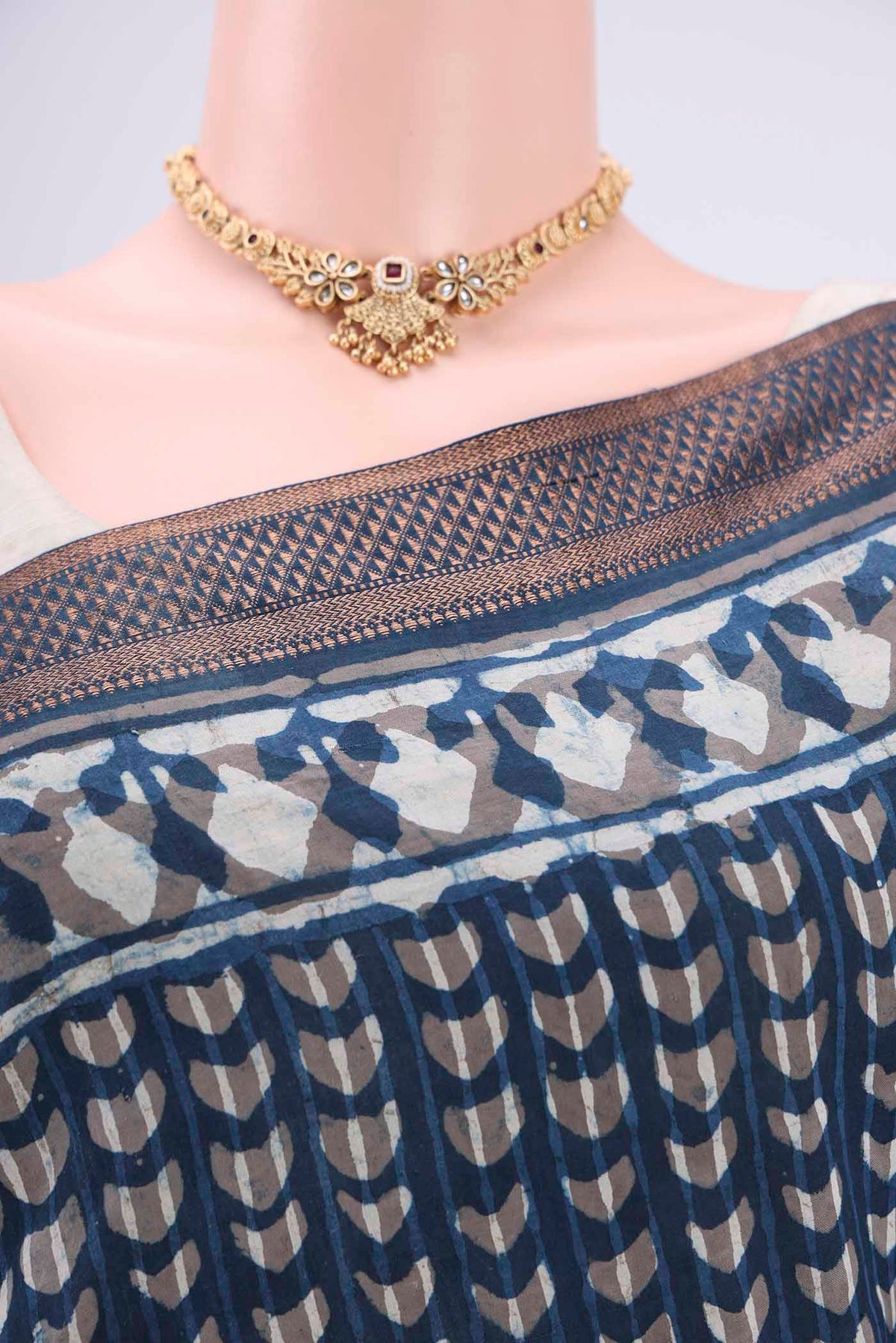 Border image of Indigo Maheshwari Silk Cotton Saree with Batik Print on the body and Zari Border. 