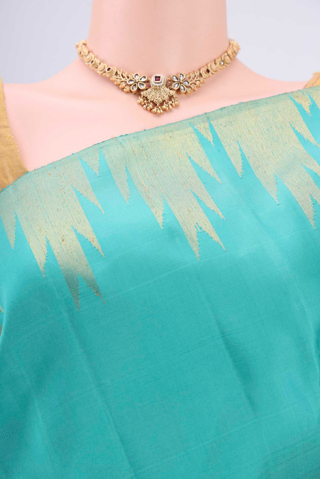 Border image of Sea Green Dual Tone Kanchipuram Silk Saree with Plain Body and Temple Border. 