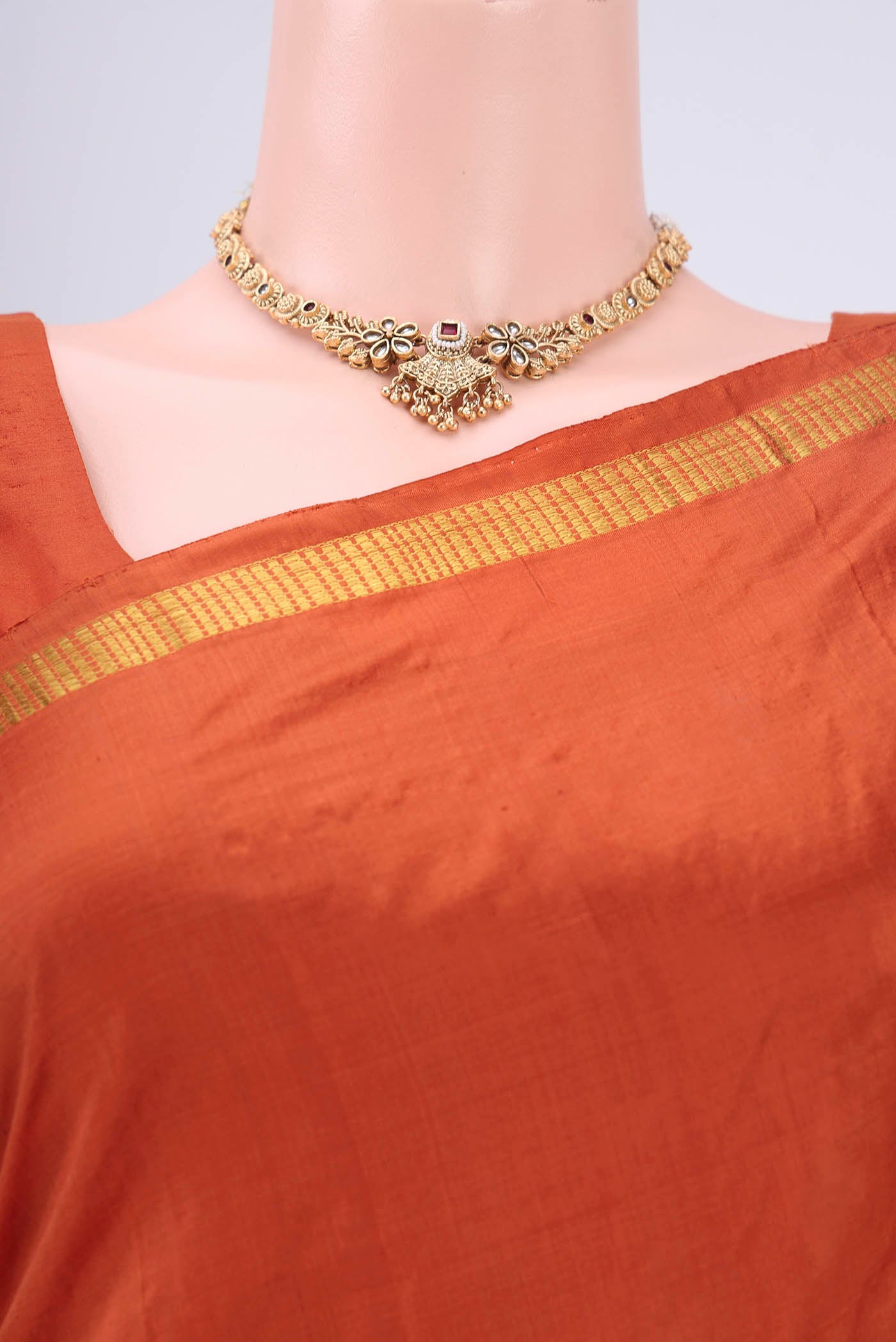 Border image of Rust Kanchipuram Silk Saree with Plain Body and Thread Border. 