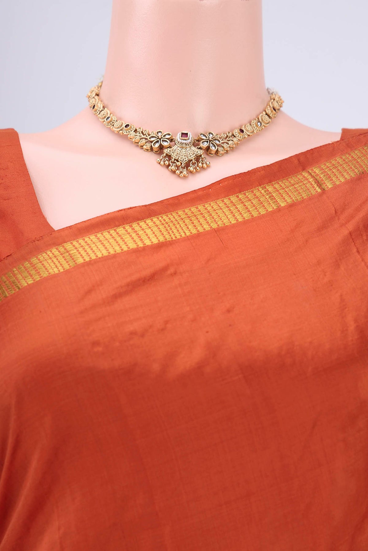 Border image of Rust Kanchipuram Silk Saree with Plain Body and Thread Border. 