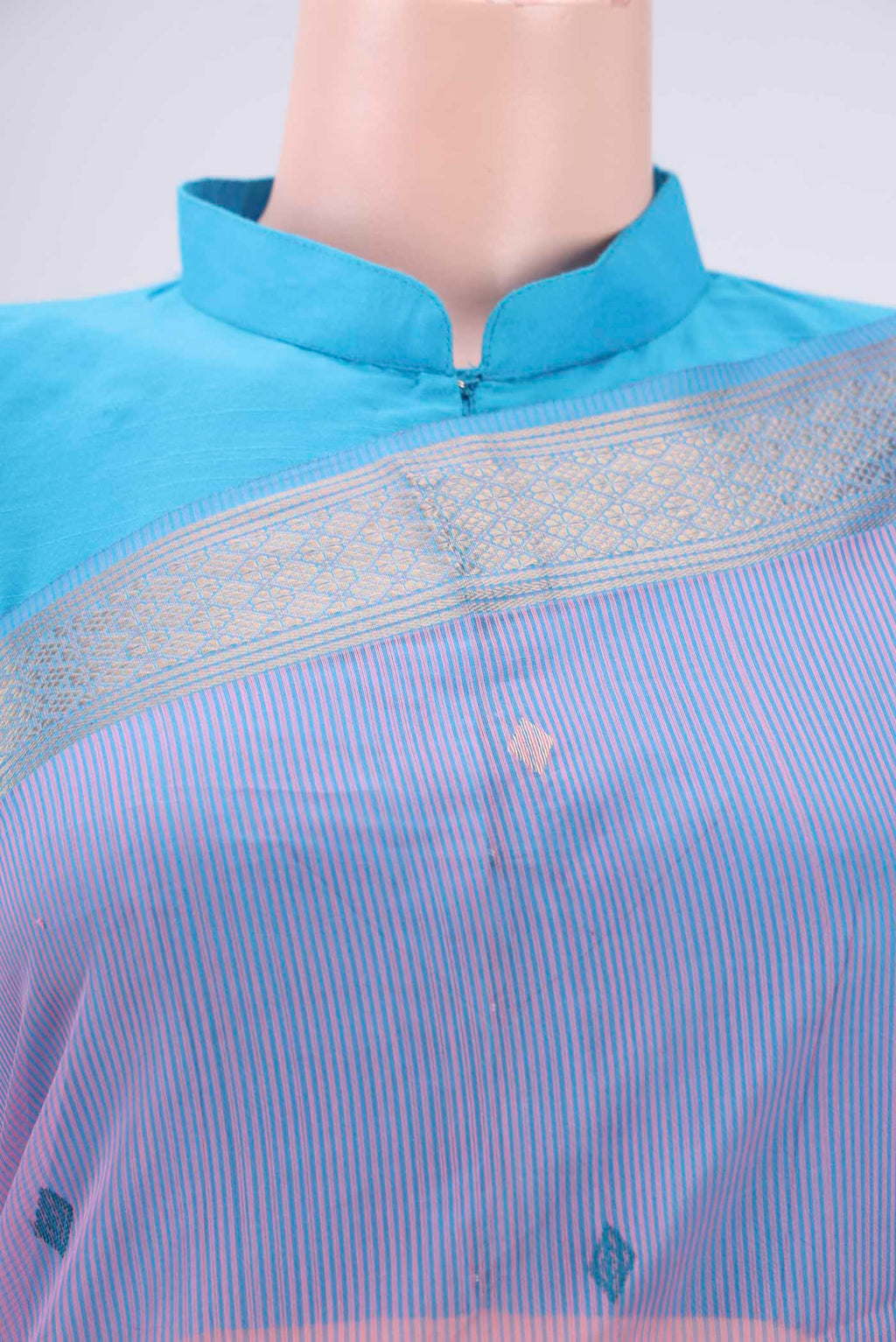 Border image of Pink Maheshwari Silk Cotton Saree with Zari And Thread Butta on the body and Zari Border. 