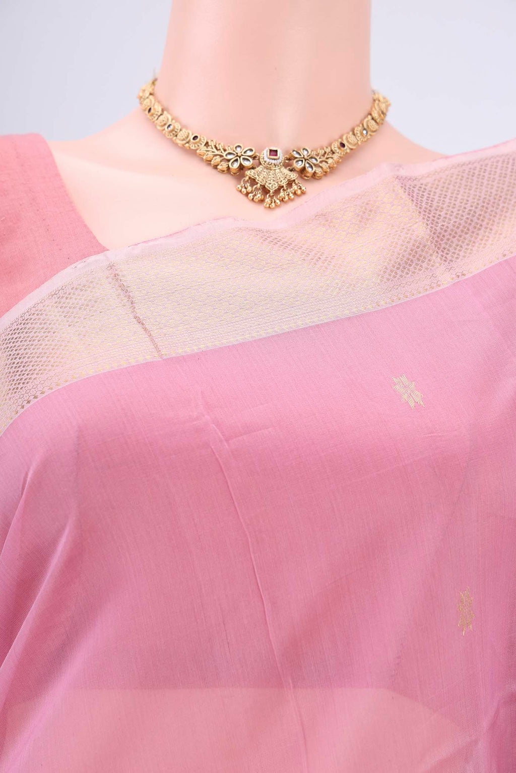 Border image of Pink Maheshwari Silk Cotton Saree with Zari Butta on the body and Zari Border. 