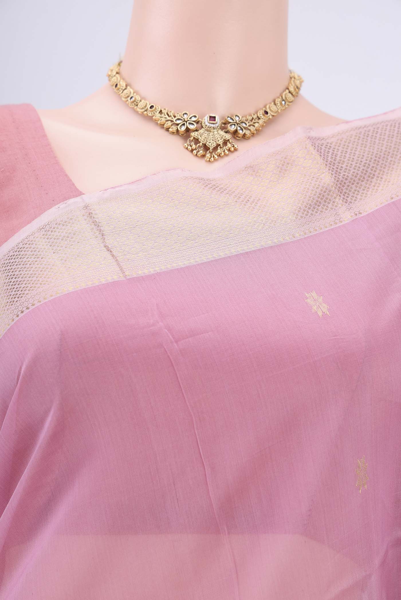 Border image of Pink Maheshwari Silk Cotton Saree with Zari Butta on the body and Zari Border. 