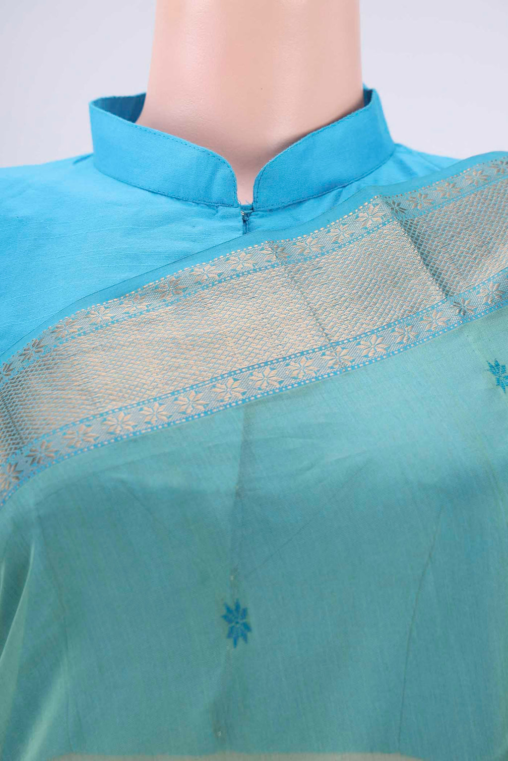 Border image of Mint Green Maheshwari Silk Cotton Saree with Plain Body and Zari Border. 
