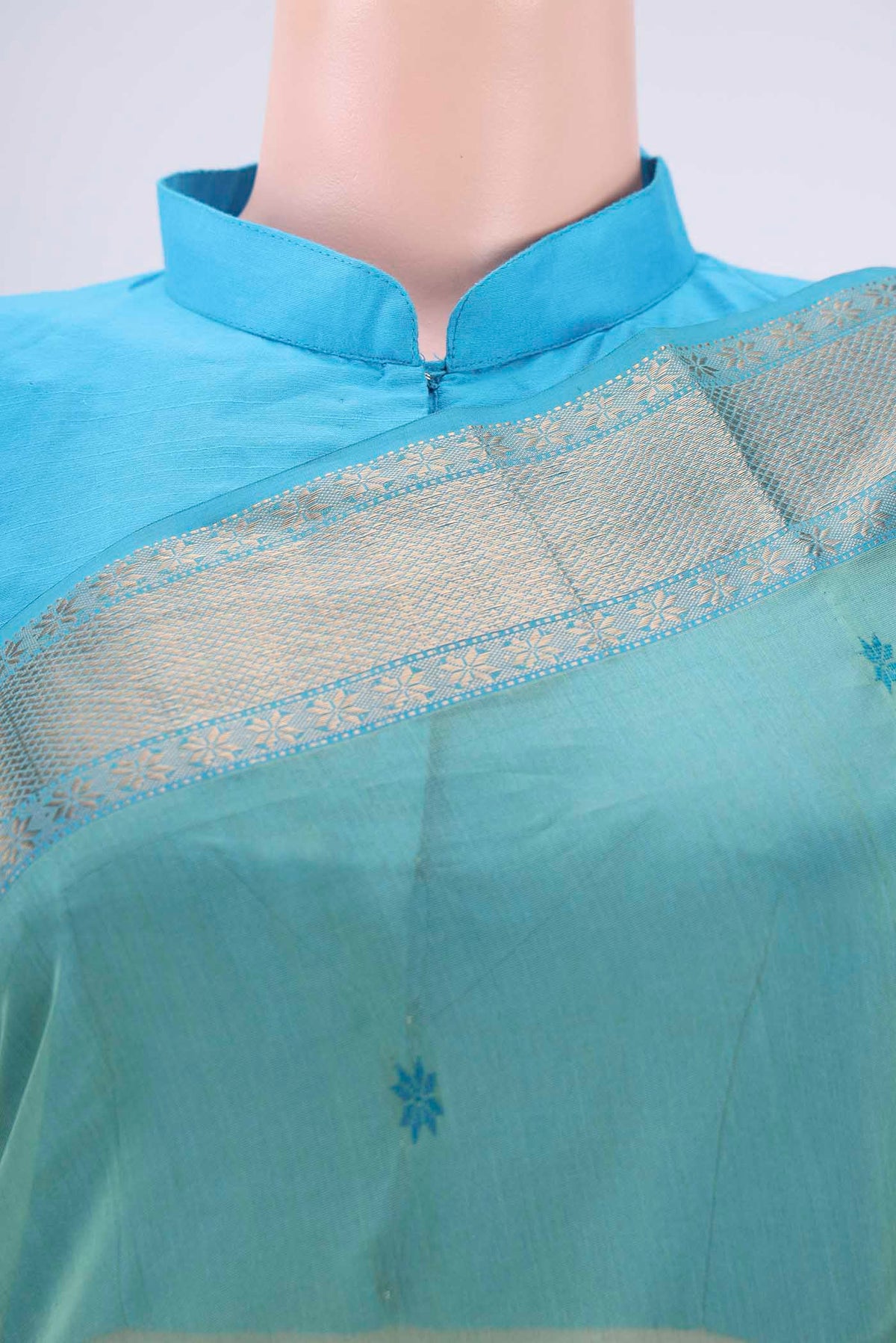 Border image of Mint Green Maheshwari Silk Cotton Saree with Plain Body and Zari Border. 