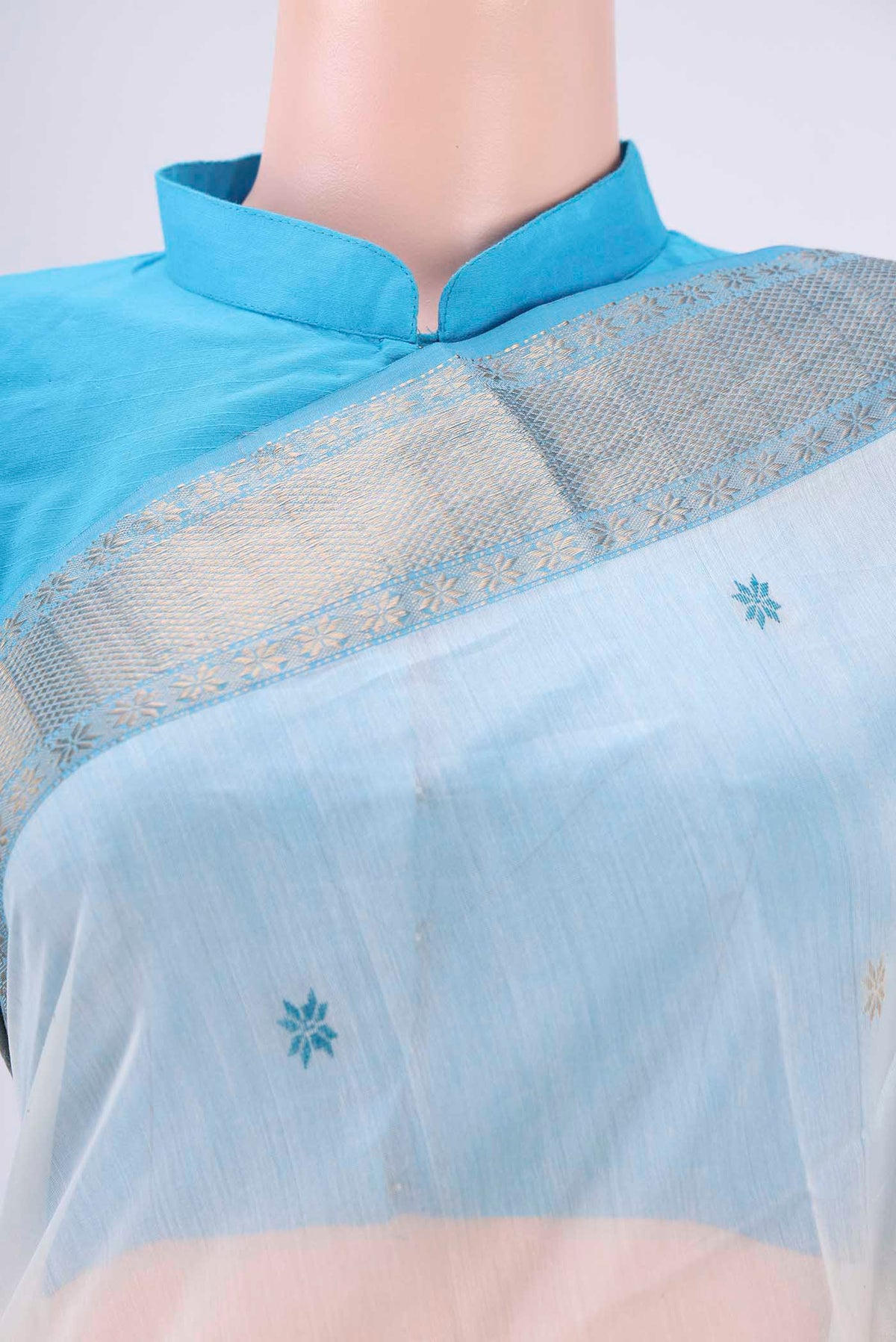 Border image of White Maheshwari Silk Cotton Saree with Plain Body and Zari Border. 