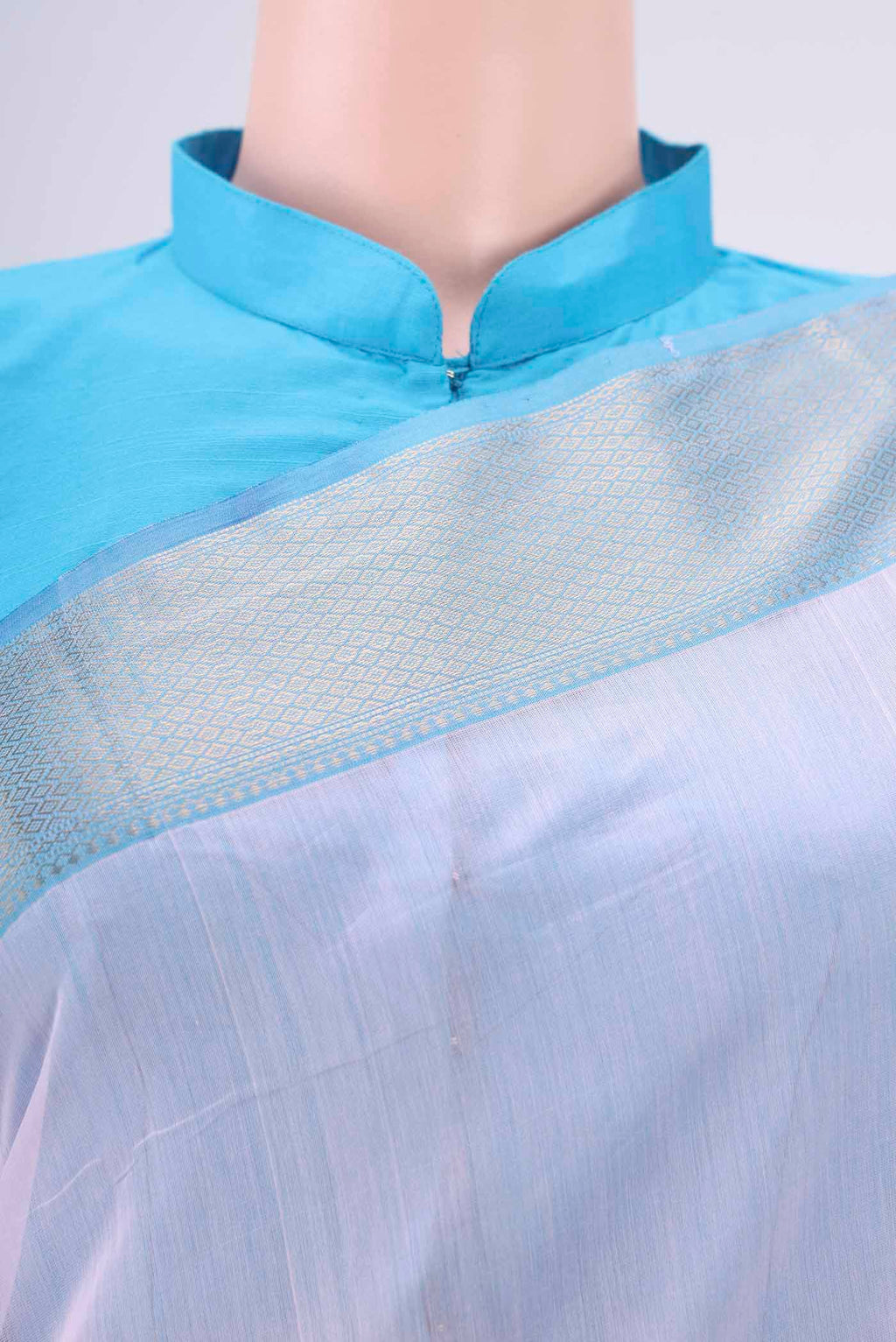 Border image of Rose pink Maheshwari Silk Cotton Saree with Zari And Thread Butta on the body and Zari Border. 