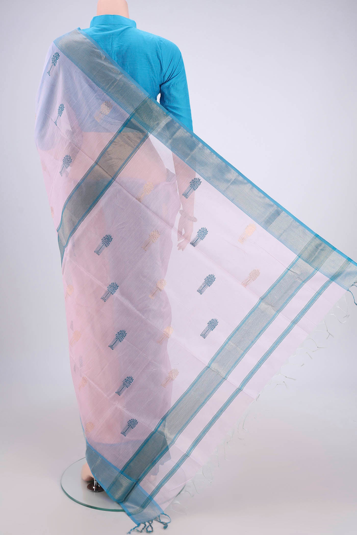 Flat view of Rose pink Maheshwari Silk Cotton Saree with Zari And Thread Butta on the body and Zari Border. 