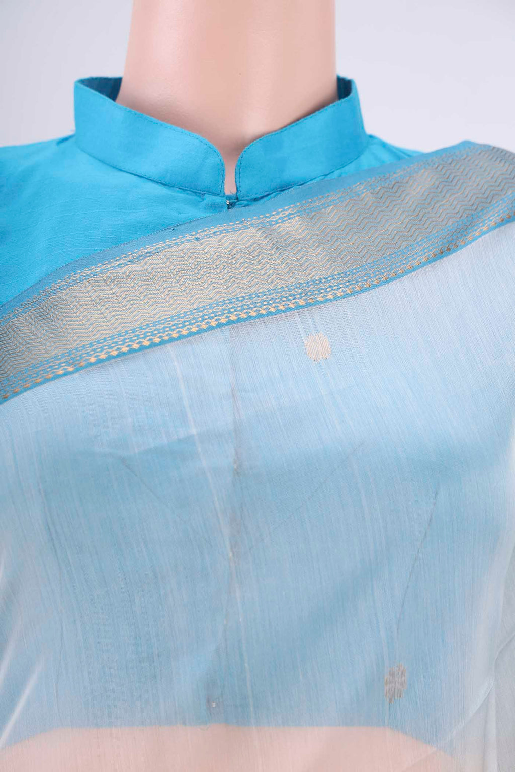 Border image of Off White Maheshwari Silk Cotton Saree with Zari Butta on the body and Zari Border. 