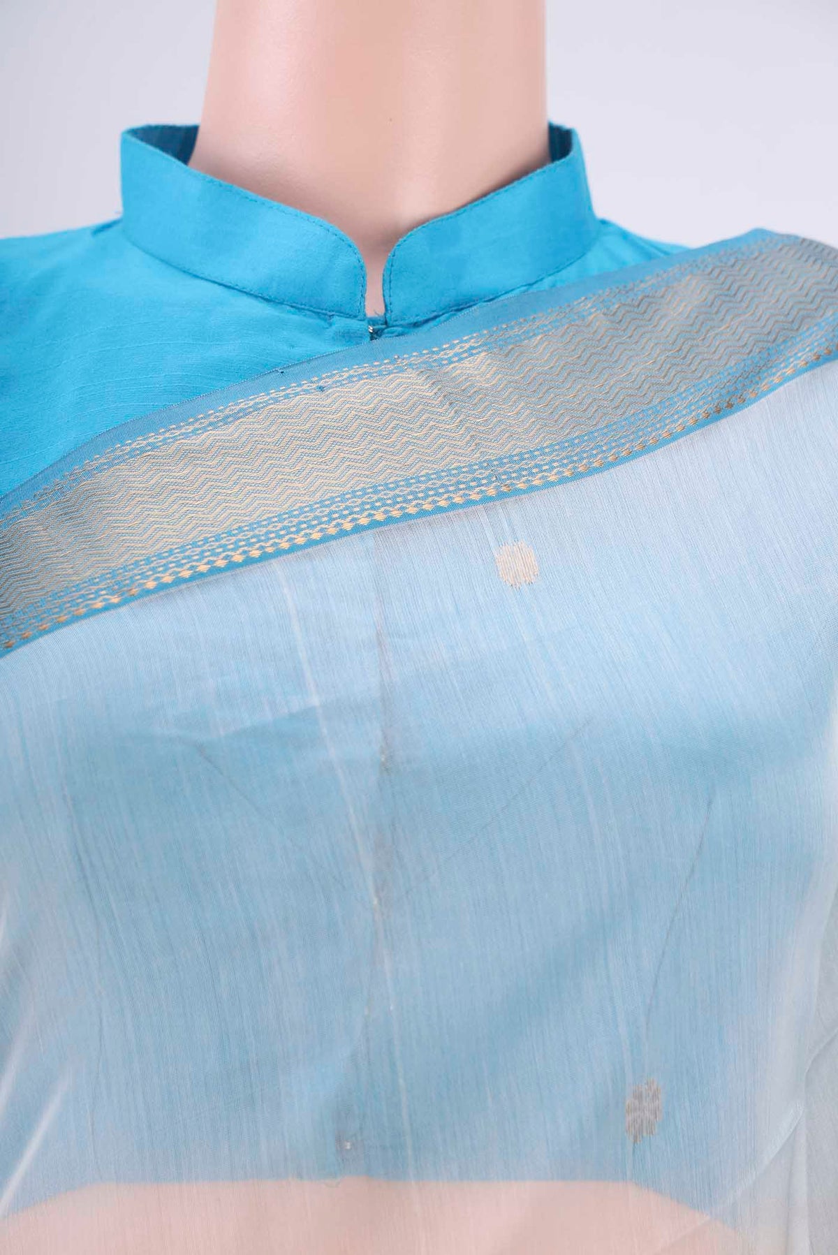 Border image of Off White Maheshwari Silk Cotton Saree with Zari Butta on the body and Zari Border. 