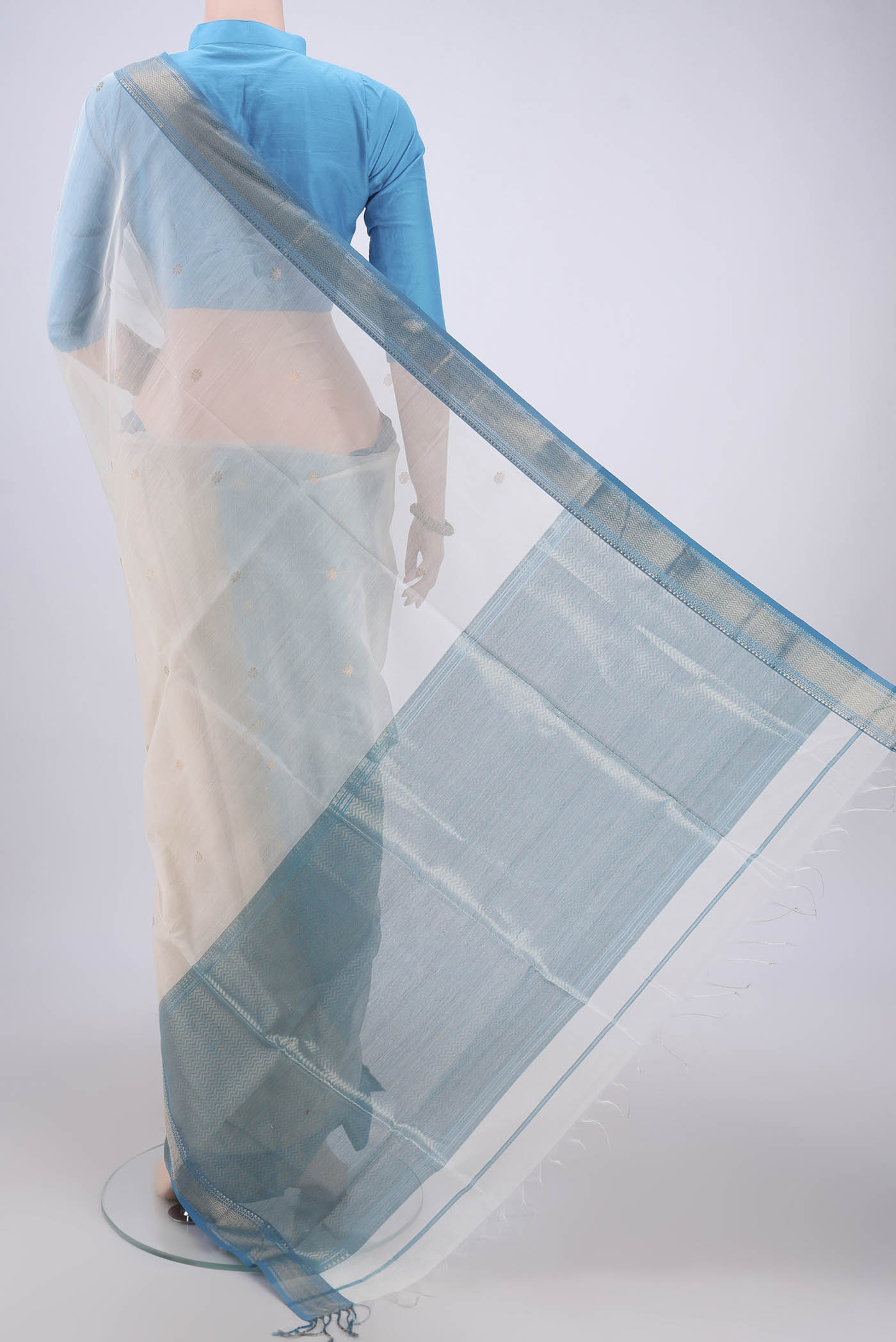 Flat view of Off White Maheshwari Silk Cotton Saree with Zari Butta on the body and Zari Border. 