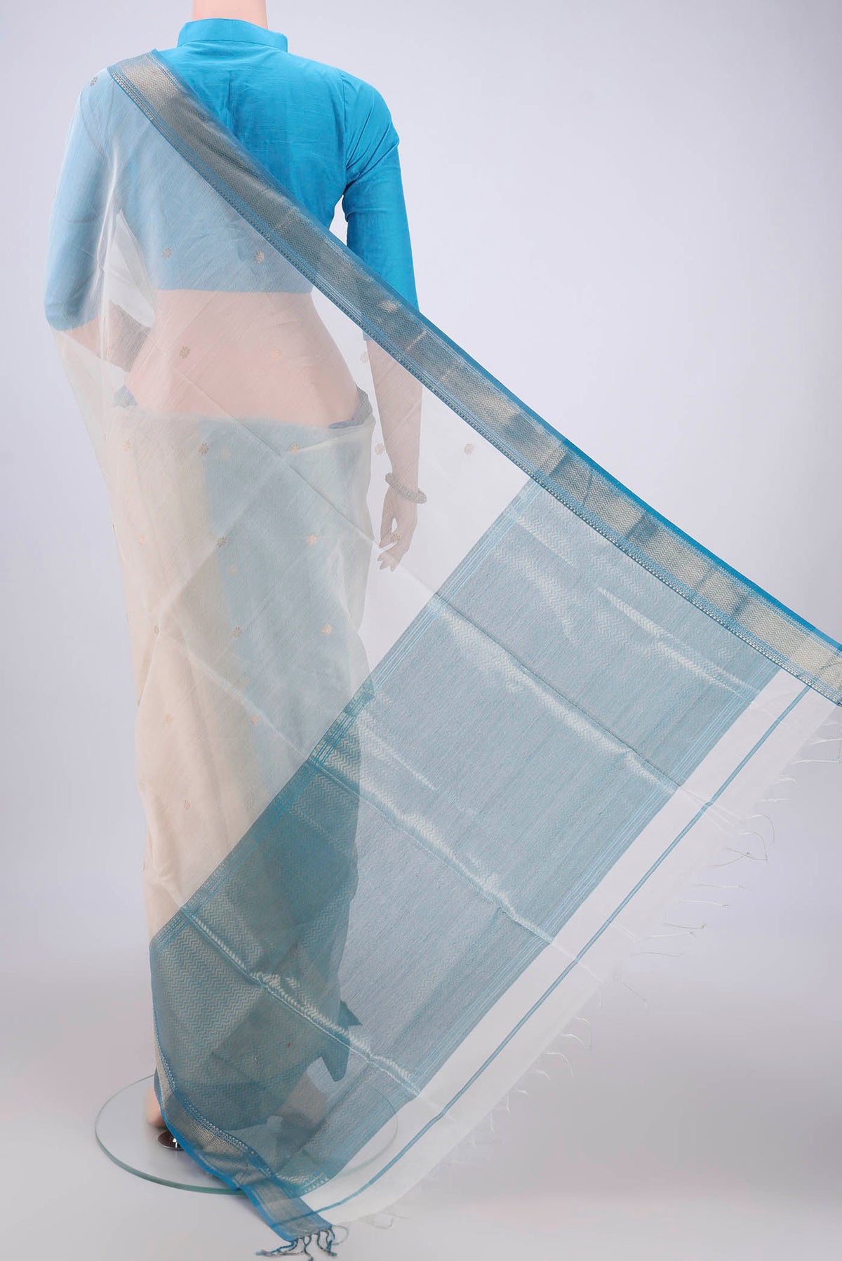 Flat view of Off White Maheshwari Silk Cotton Saree with Zari Butta on the body and Zari Border. 
