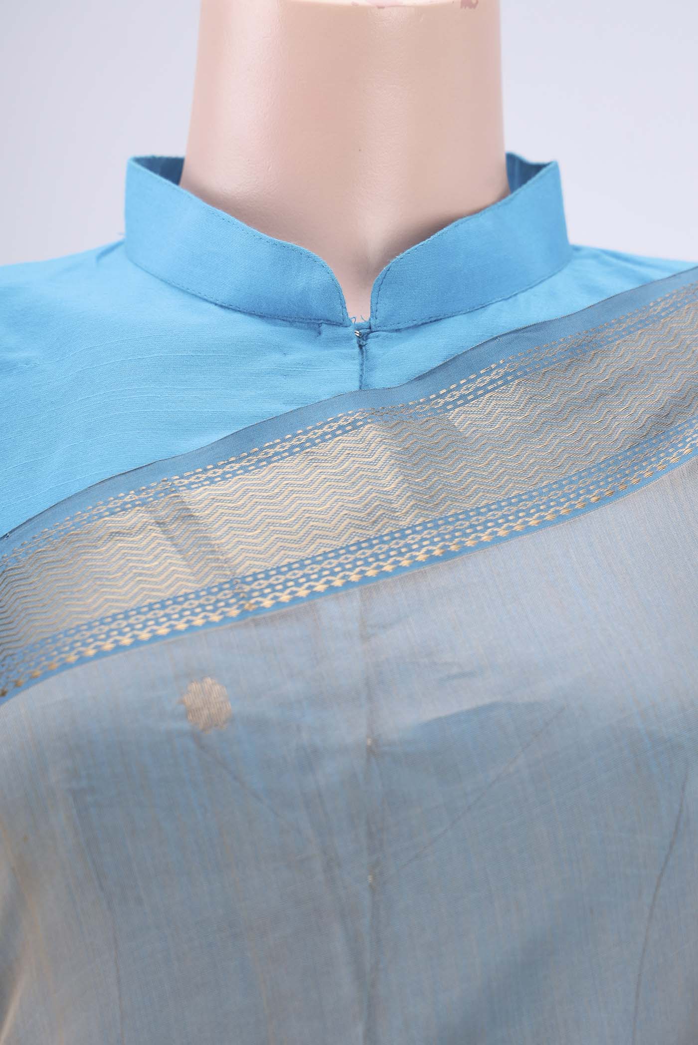 Border image of Dark Beige Maheshwari Silk Cotton Saree with Zari And Thread Butta on the body and Zari Border. 