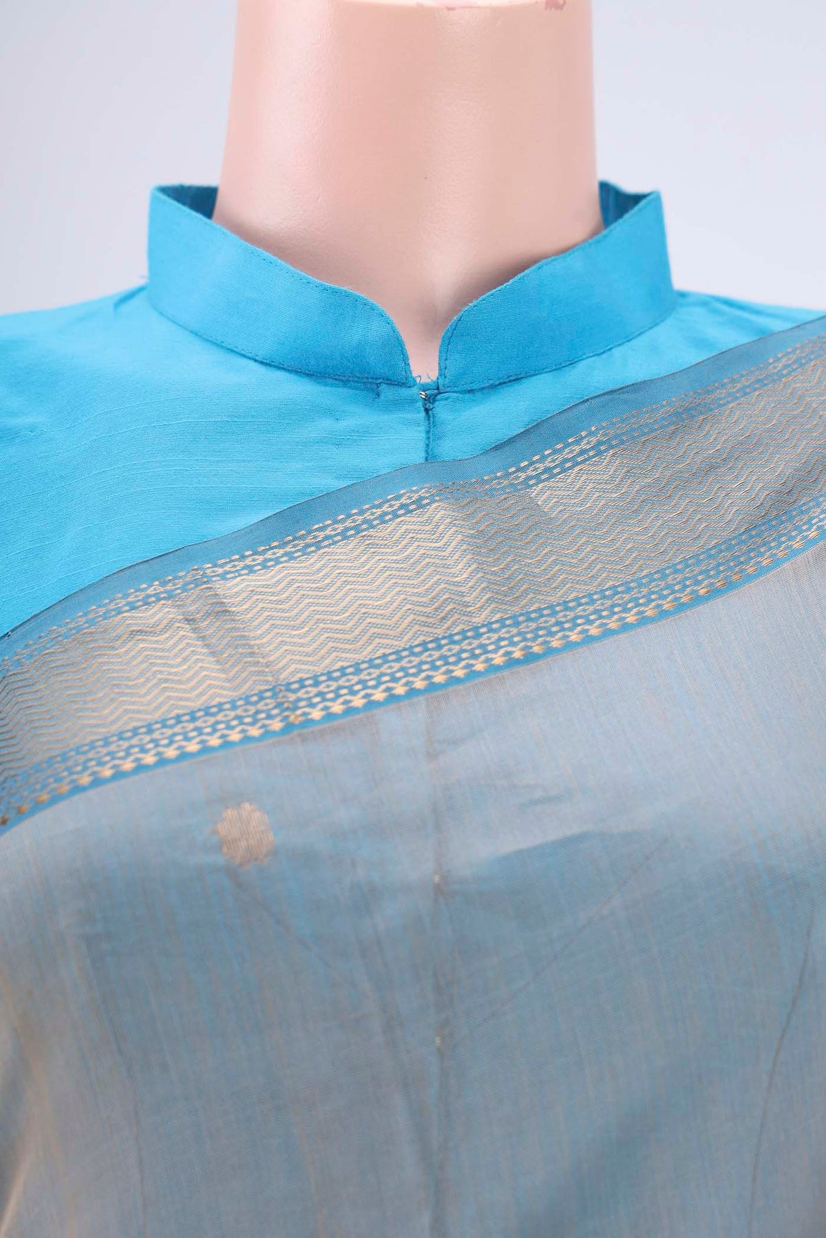 Border image of Dark Beige Maheshwari Silk Cotton Saree with Zari And Thread Butta on the body and Zari Border. 