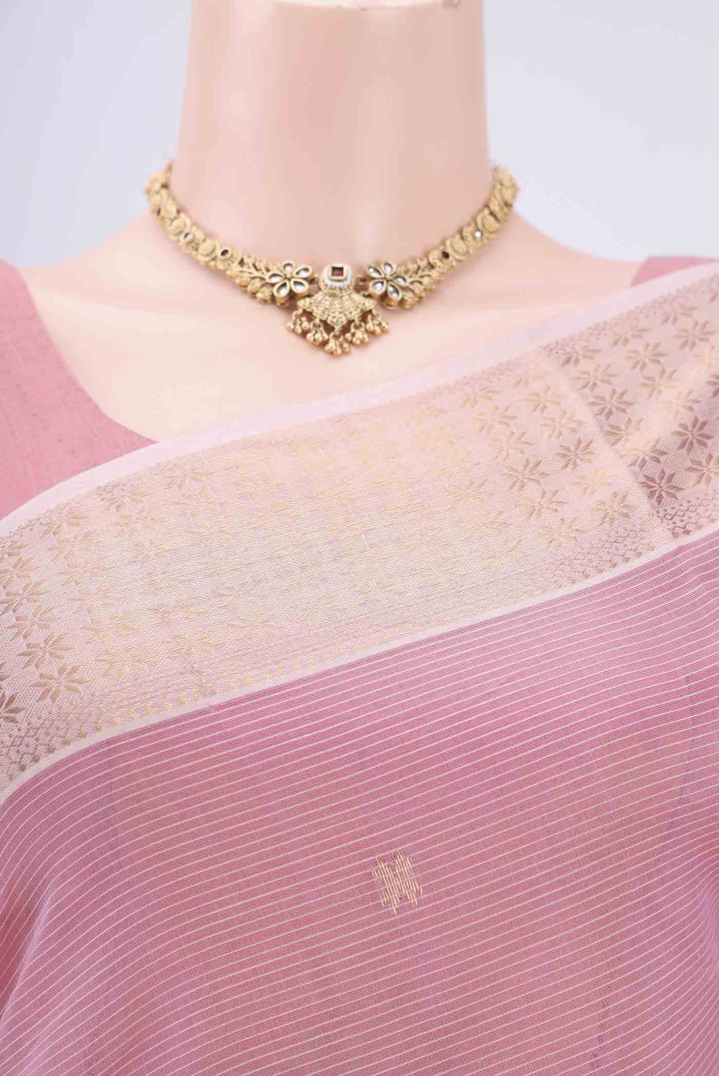 Border image of Rose pink Maheshwari Silk Cotton Saree with Zari And Thread Butta on the body and Zari And Thread Border. 