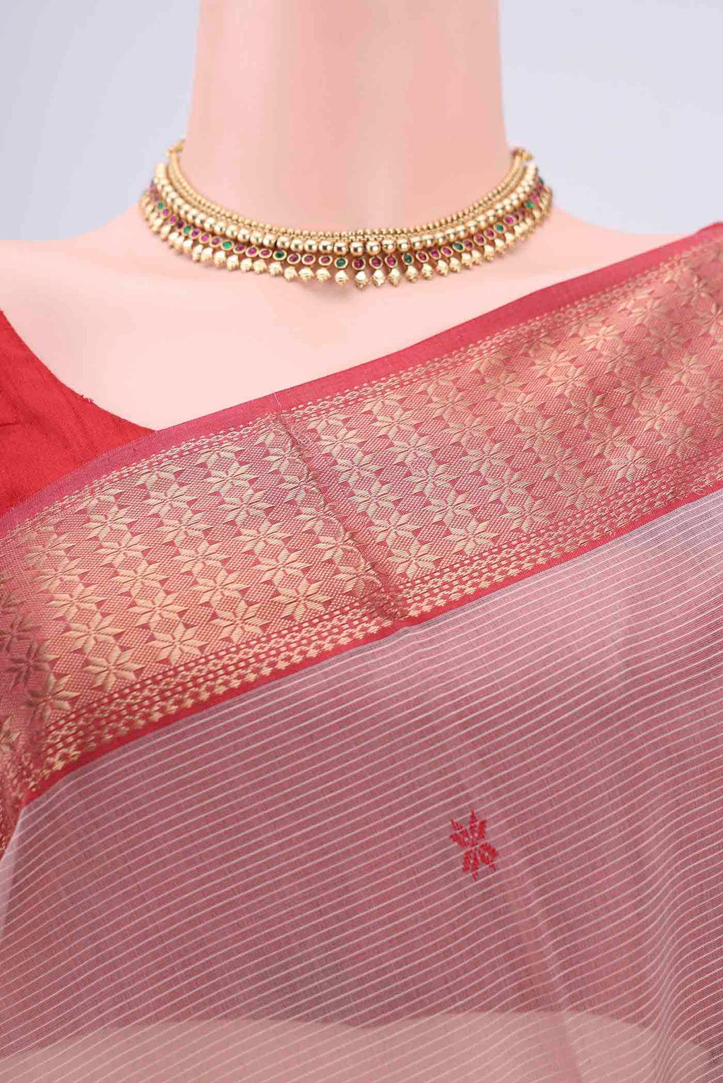 Border image of Coral Maheshwari Silk Cotton Saree with Zari Butta on the body and Zari Border. 