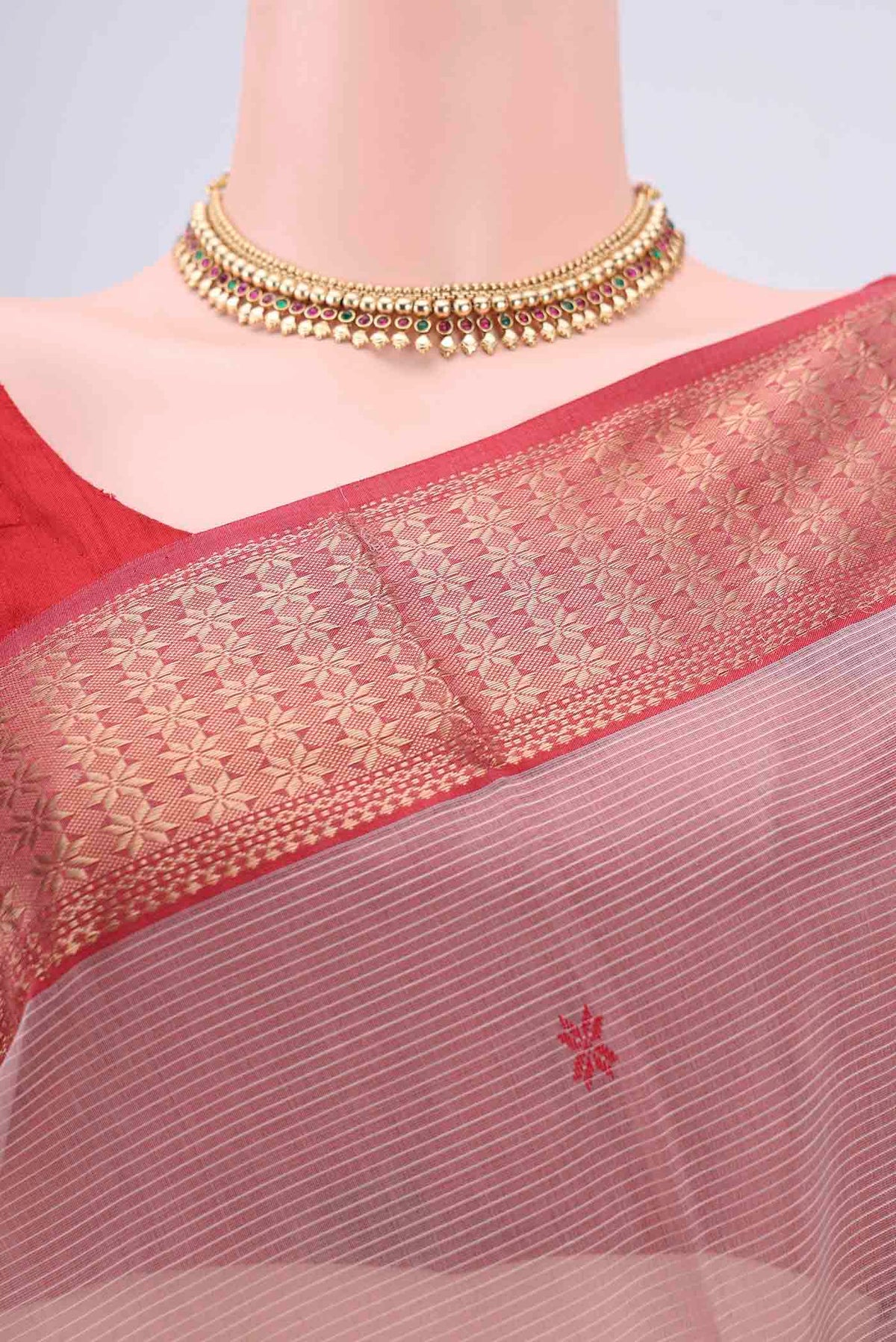 Border image of Coral Maheshwari Silk Cotton Saree with Zari Butta on the body and Zari Border. 
