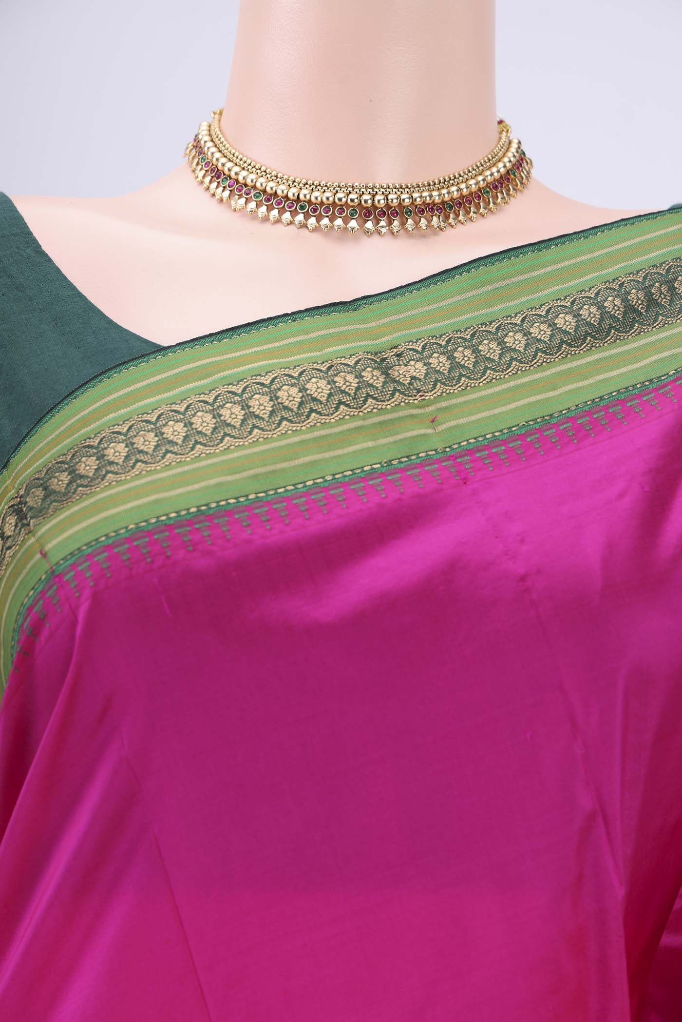 Border image of Dark Pink Bangalore Silk - kadyal Saree with Plain Body and Zari Border. 