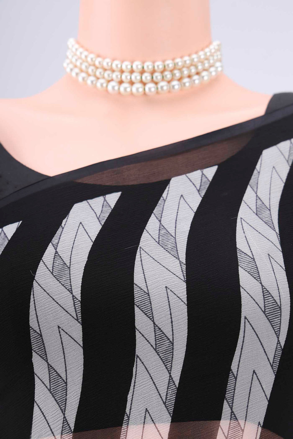 Border image of Black Mysore Chiffon Saree with Zig Zag design on the body and Plain Border. 