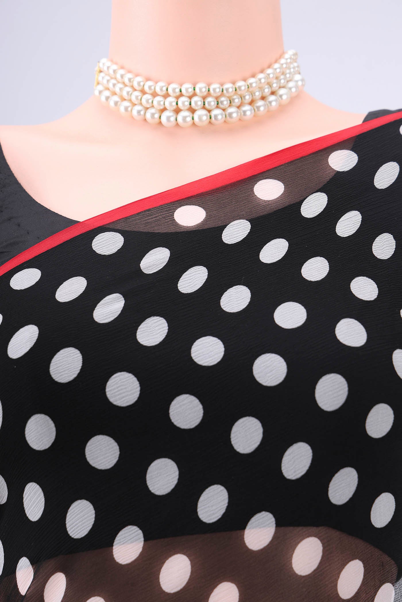 Border image of Black Mysore Chiffon Saree with Polka Dots on the body and Plain Border. 