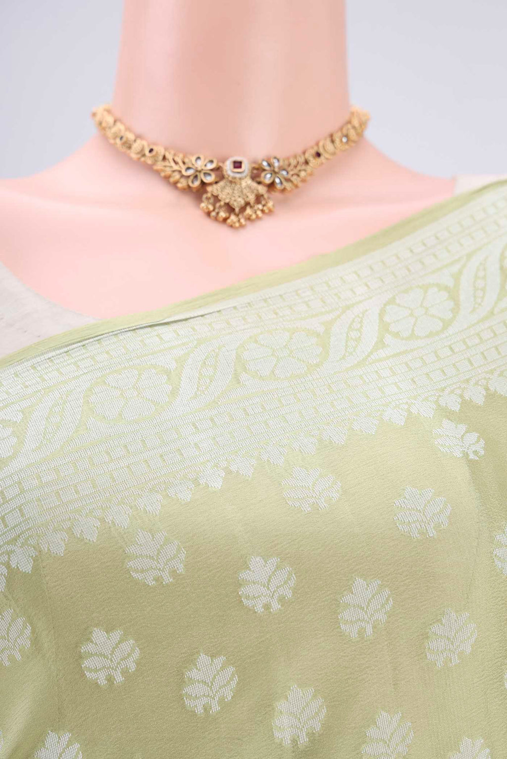 Border image of Pista Green Blended Banarasi Georgette Saree with Thread Butta on the body and Thread Border. 