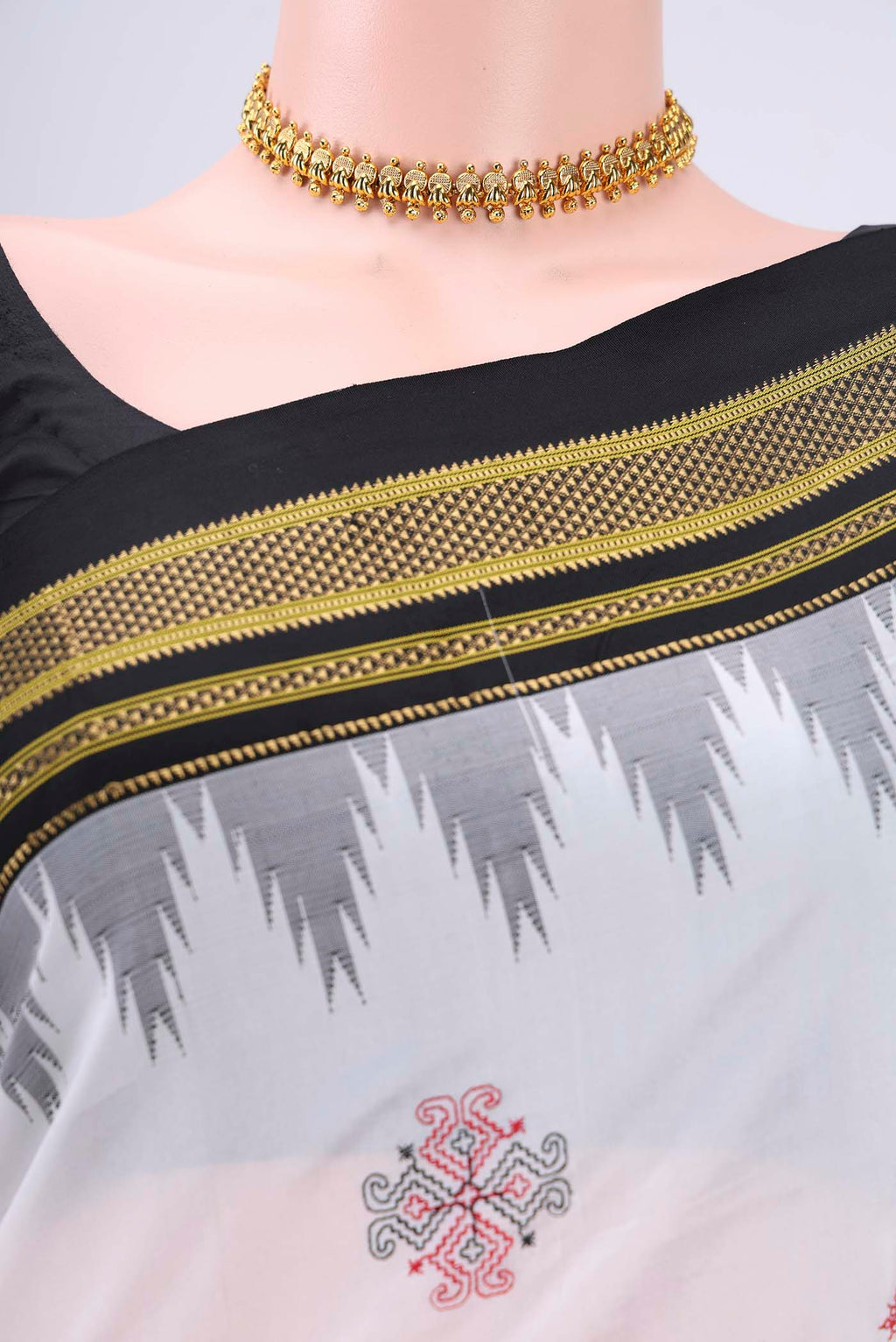 Border image of White Bangalore Silk Saree with Embroidery on the body and Temple Border. 