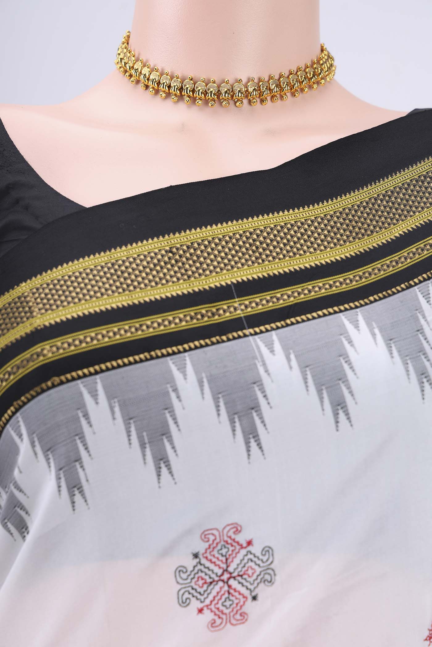 Border image of White Bangalore Silk Saree with Embroidery on the body and Temple Border. 