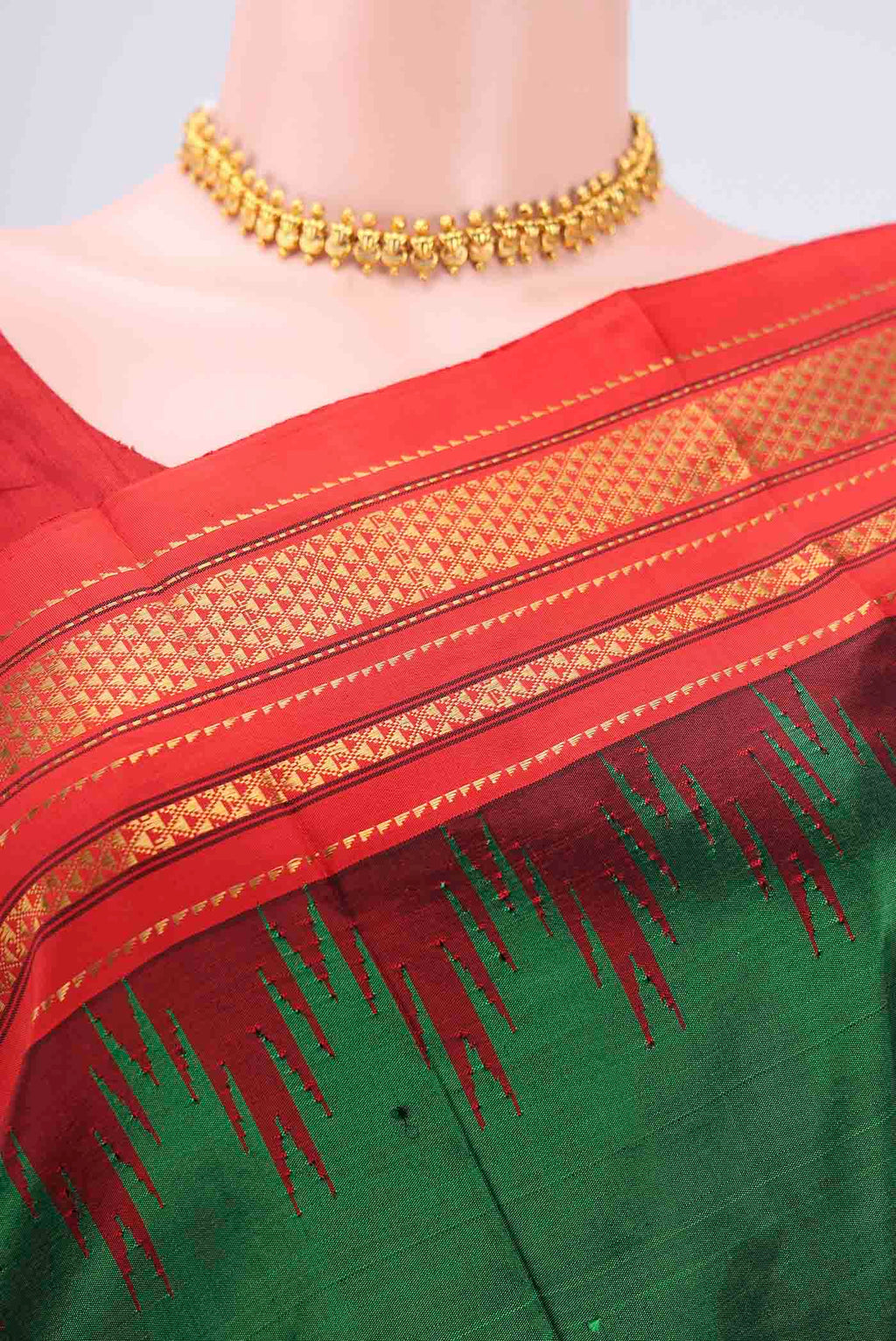 Border image of Bottle Green Bangalore Silk Saree with Plain Body and Temple Border. 
