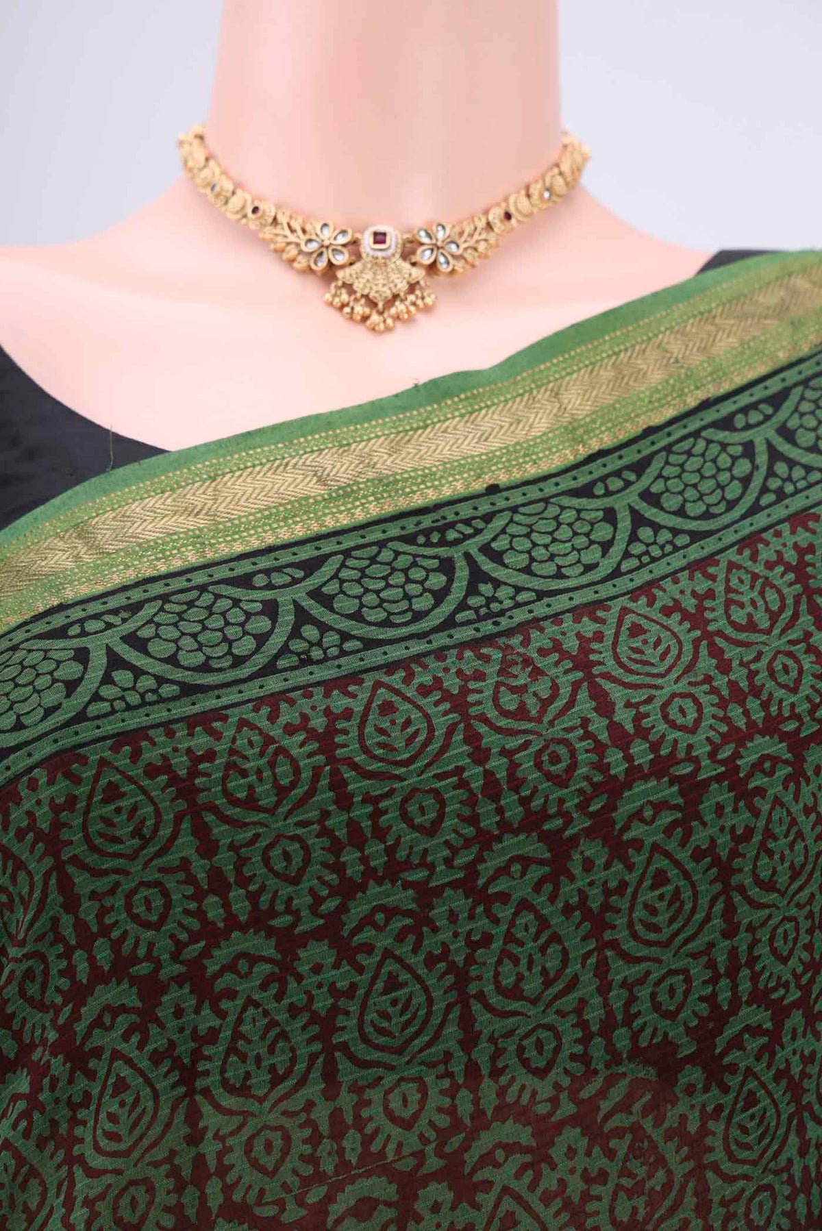 Border image of Green Maheshwari Silk Cotton Saree with Batik Print on the body and Zari Border. 