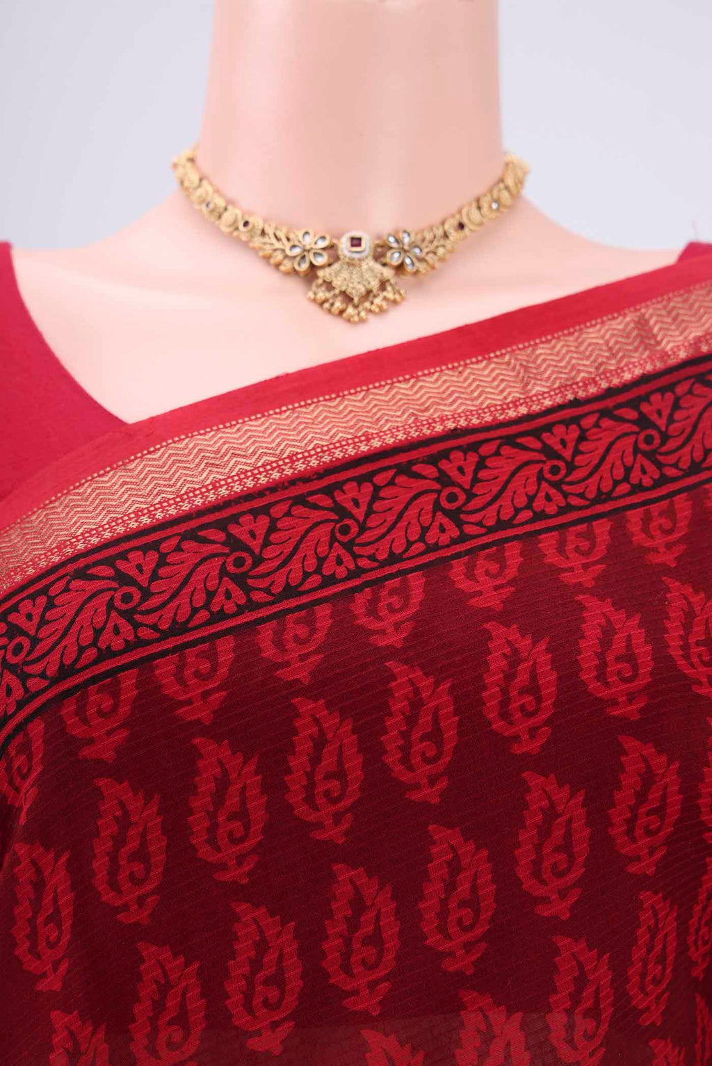 Border image of Red Maheshwari Silk Cotton Saree with Batik Print on the body and Zari Border. 