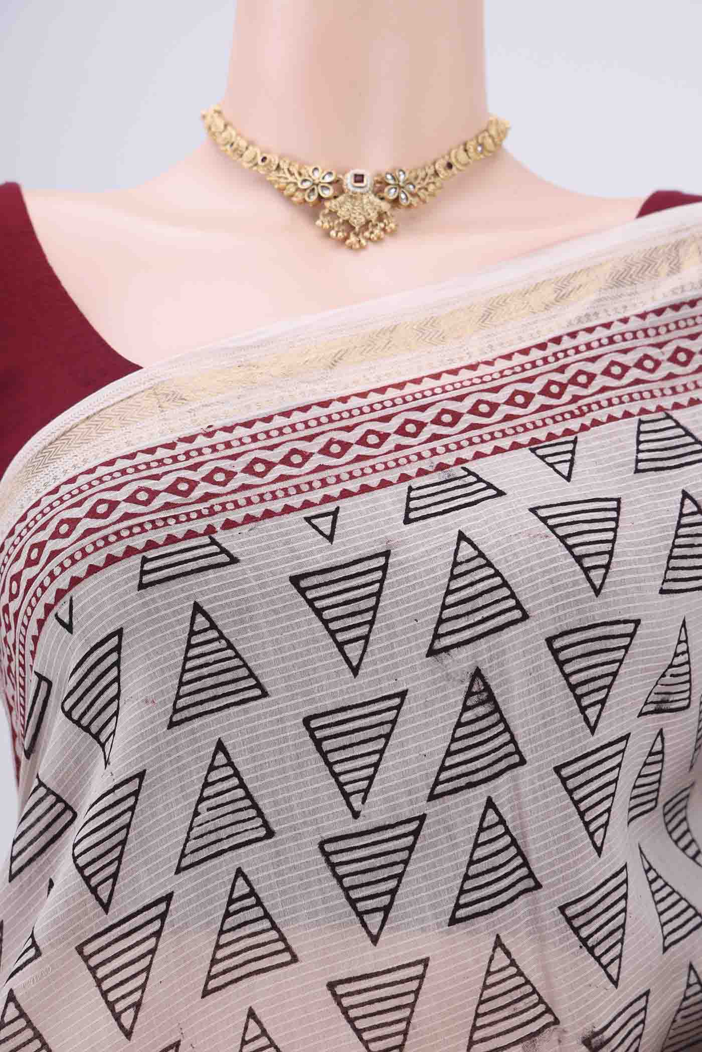 Border image of Beige Maheshwari Silk Cotton Saree with Batik Print on the body and Zari Border. 