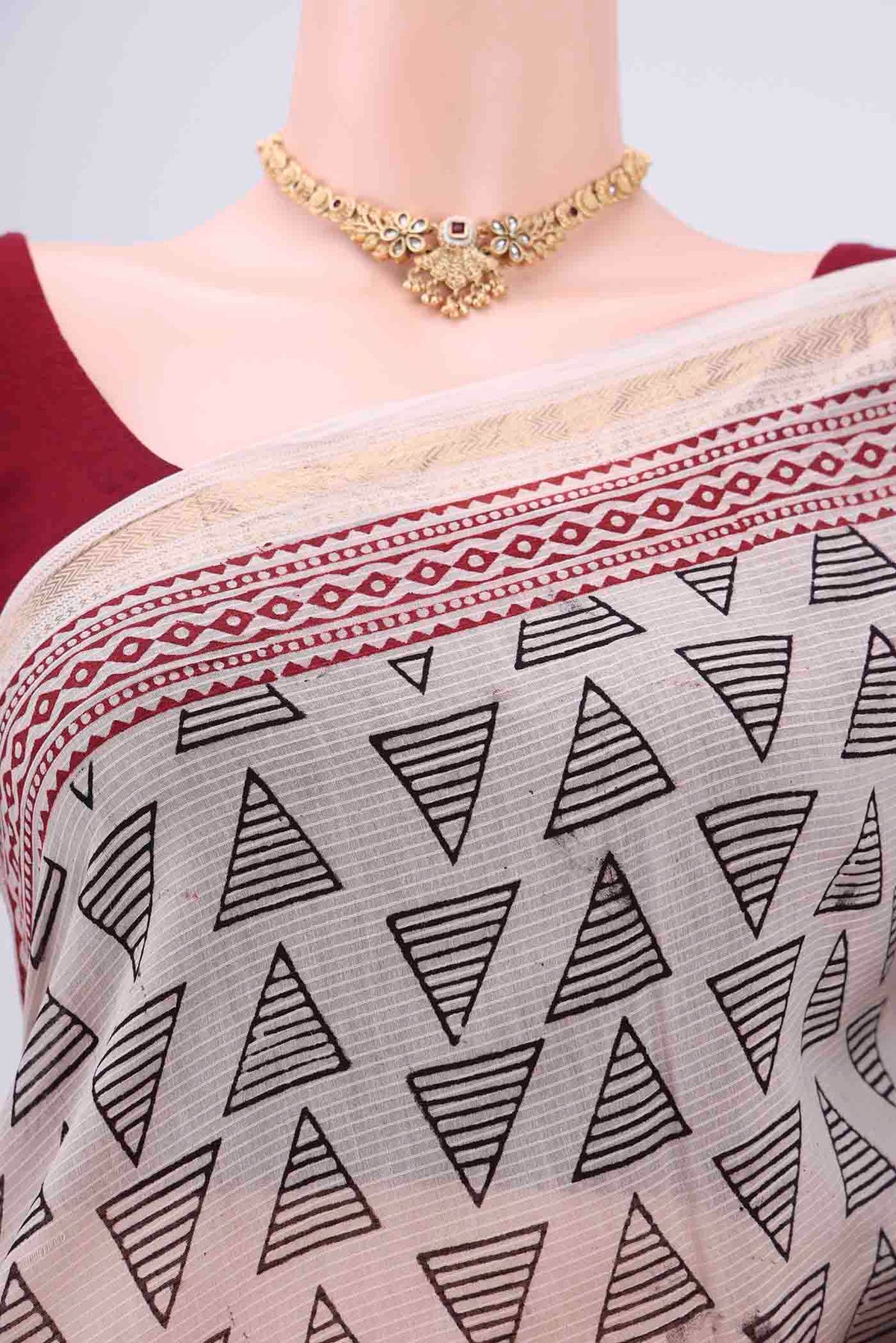 Border image of Beige Maheshwari Silk Cotton Saree with Batik Print on the body and Zari Border. 