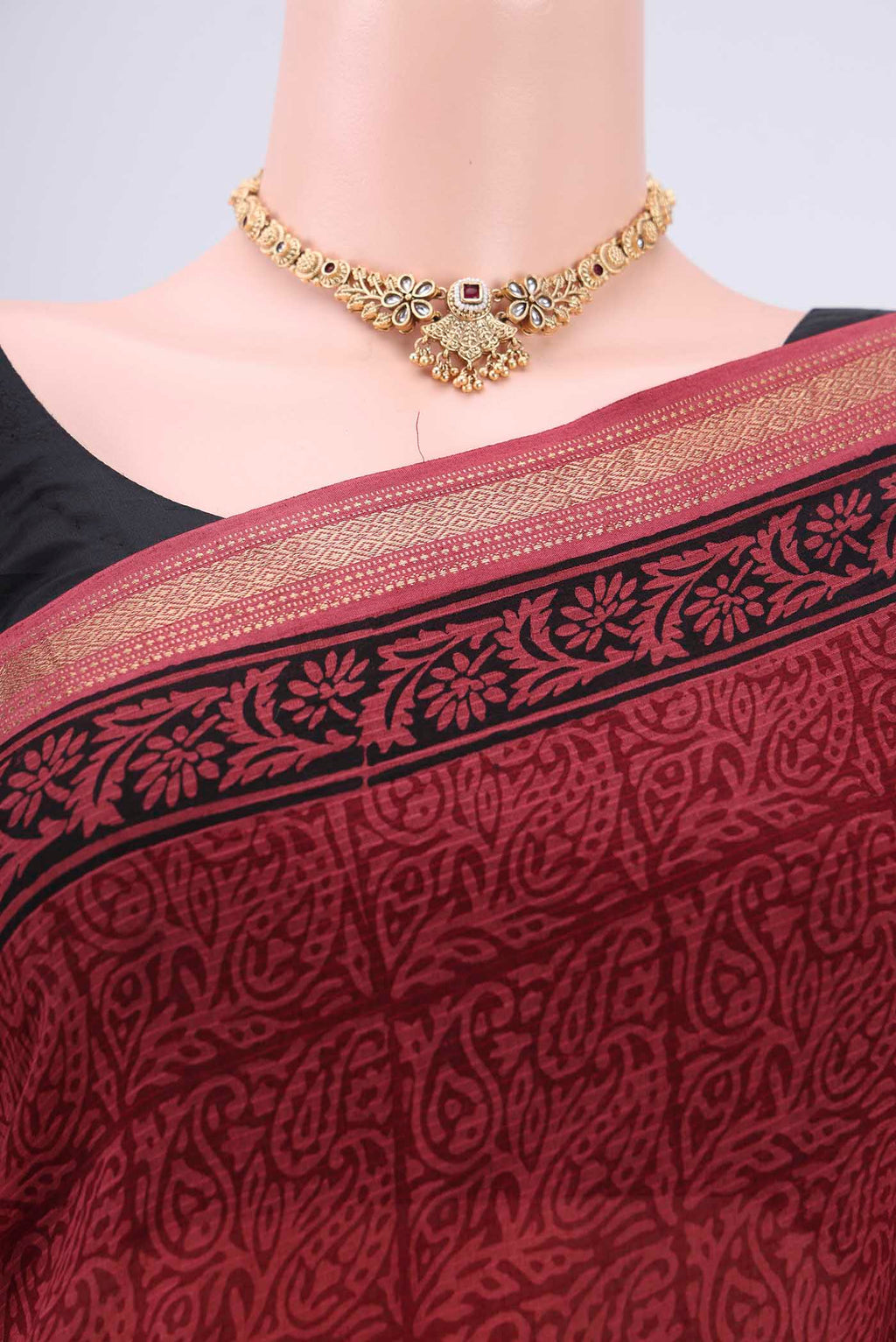 Border image of Maroon Maheshwari Silk Cotton Saree with Batik Print on the body and Zari Border. 