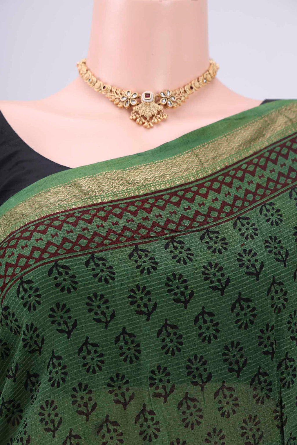 Border image of Green Maheshwari Silk Cotton Saree with Batik Print on the body and Zari Border. 