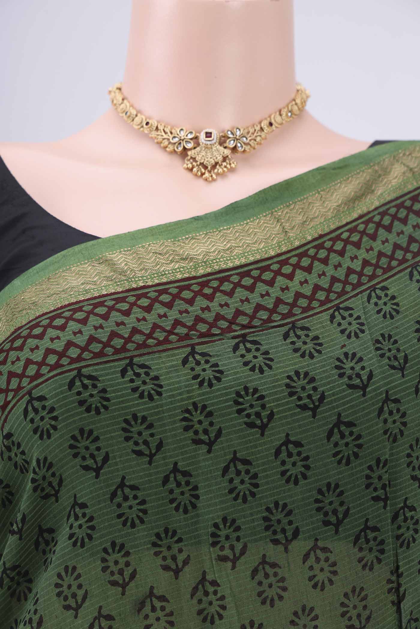 Border image of Green Maheshwari Silk Cotton Saree with Batik Print on the body and Zari Border. 
