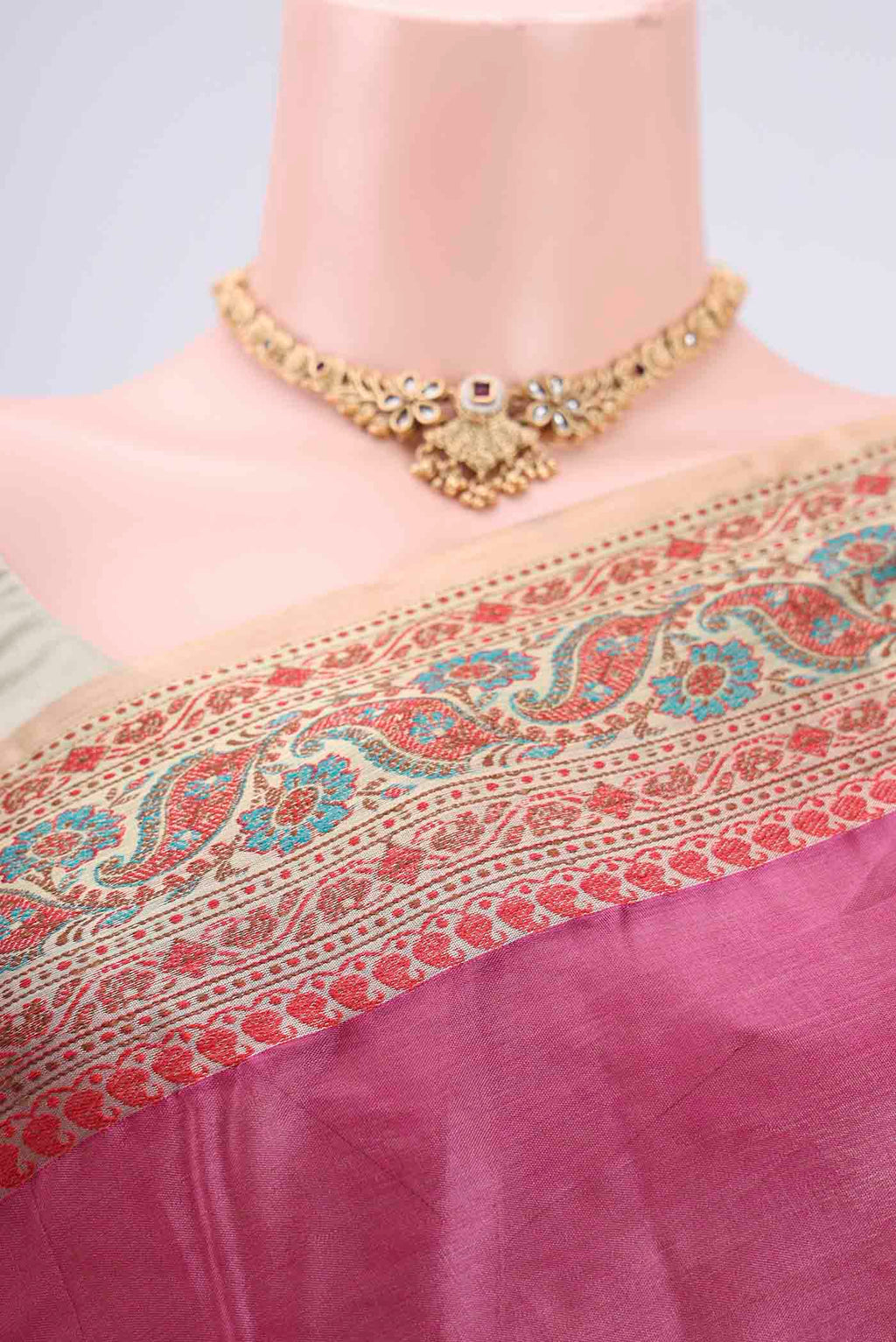 Border image of Rani Pink Dual Tone Maheshwari Silk Cotton Saree with Plain Body and Zari Border. 