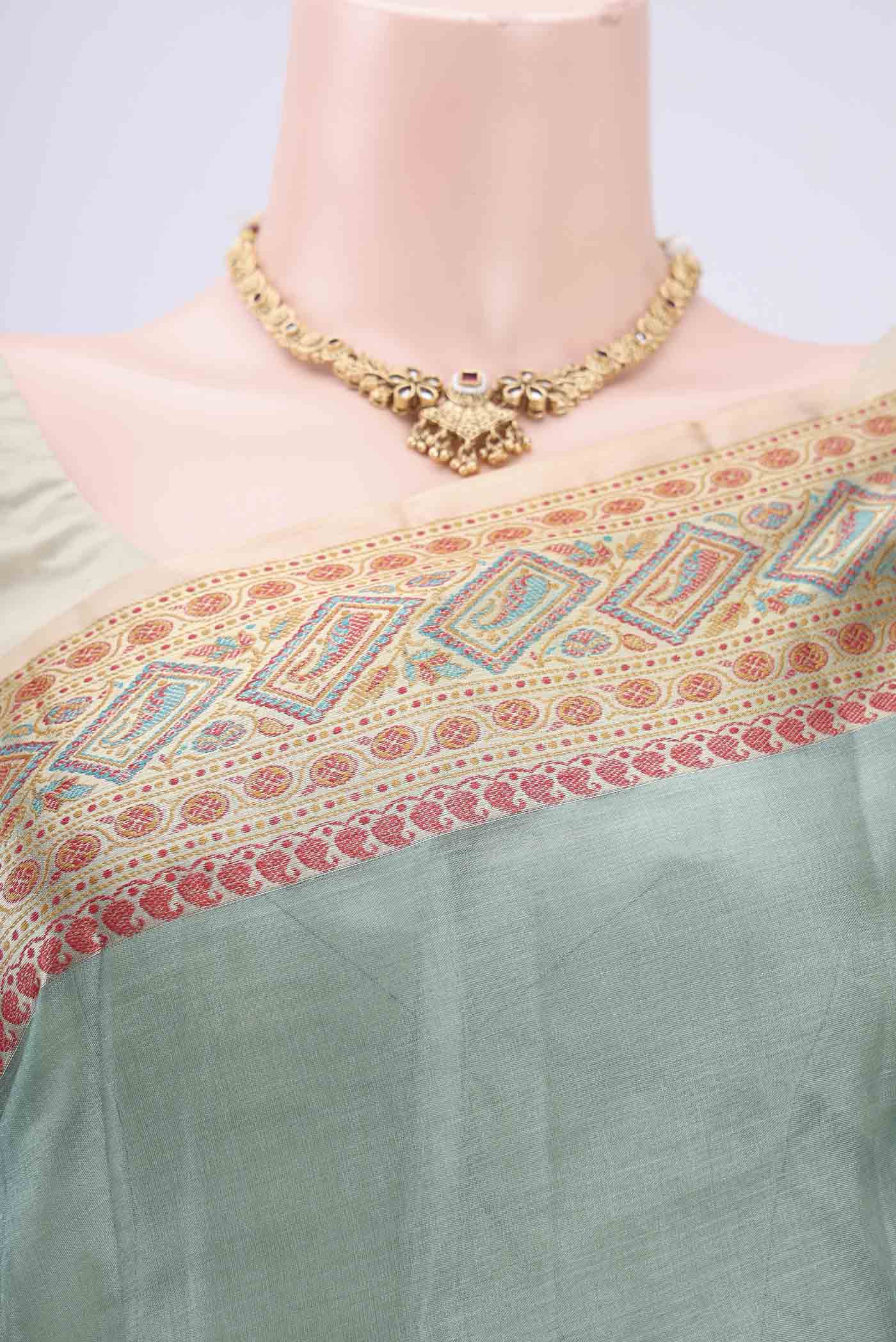 Border image of Pickle Green Dual Tone Maheshwari Silk Cotton Saree with Plain Body and Zari Border. 