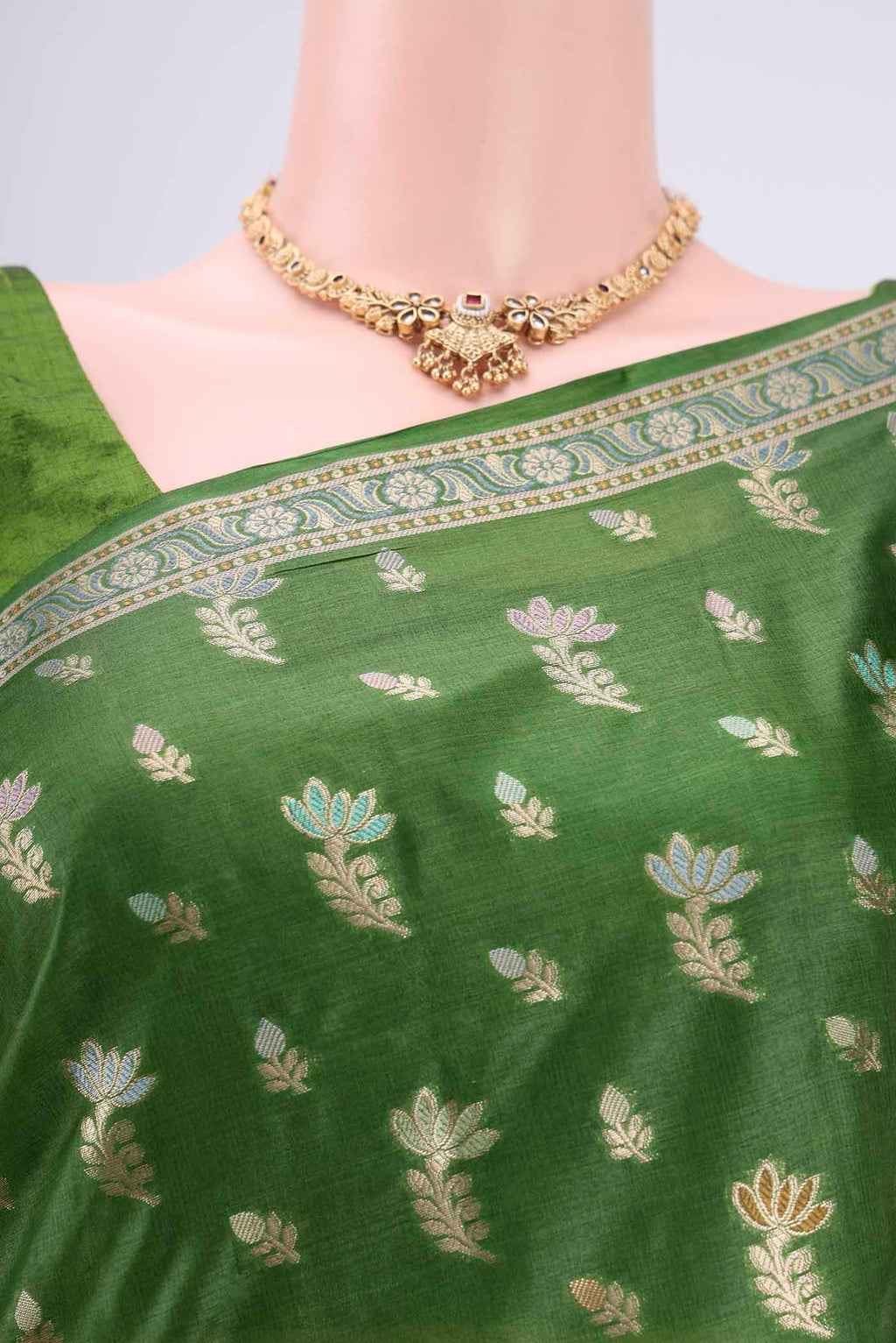 Border image of Mehandi Green Banarasi Tussar Silk Saree with Zari And Thread Butta on the body and Zari And Thread Border. 