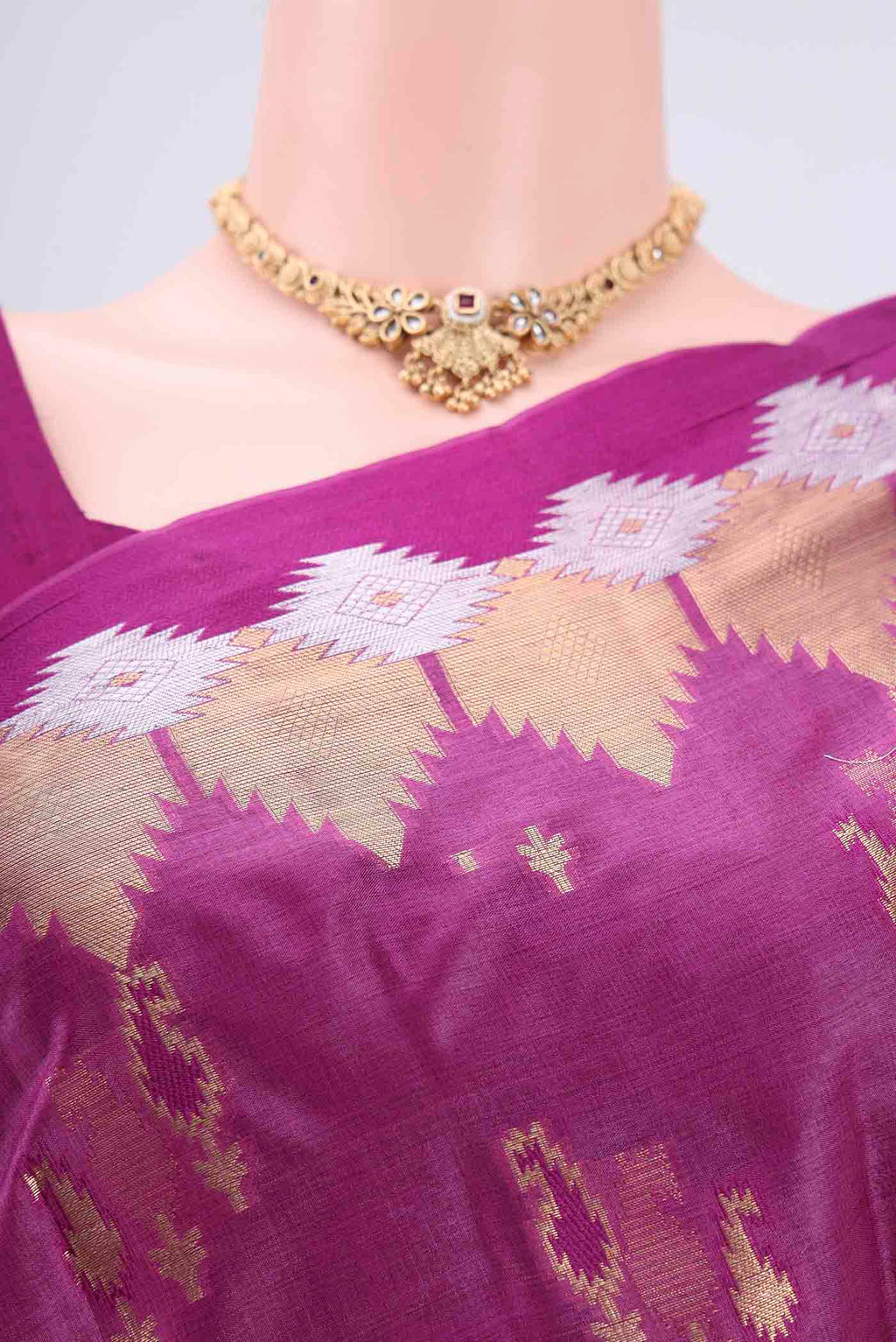 Border image of Magenta Banarasi Tussar Silk Saree with Zari And Thread Butta on the body and Zari And Thread Border. 
