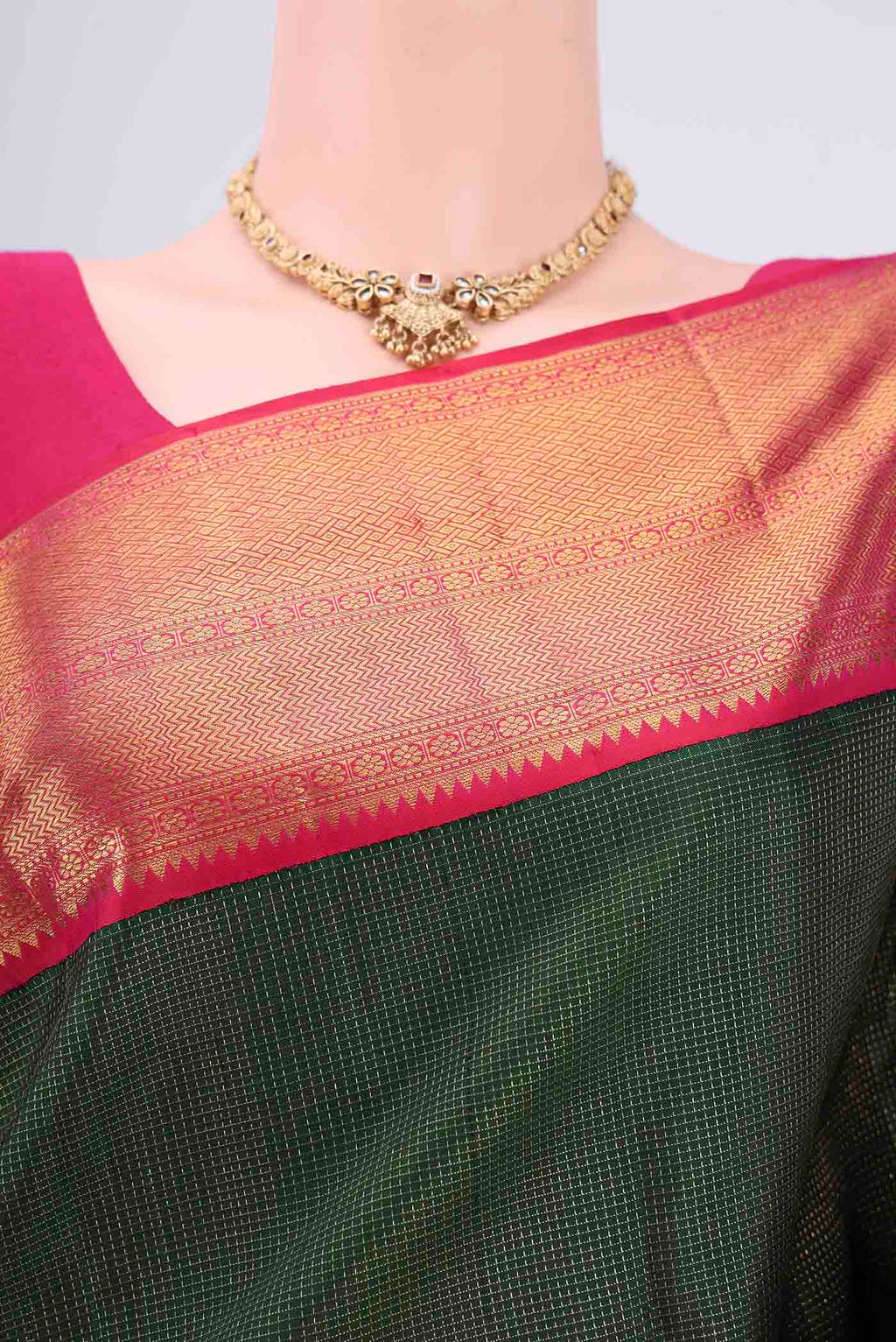 Border image of Pure Silk Pure Zari Bottle Green Kanchipuram Saree with Checked design on the body and Zari Border. 