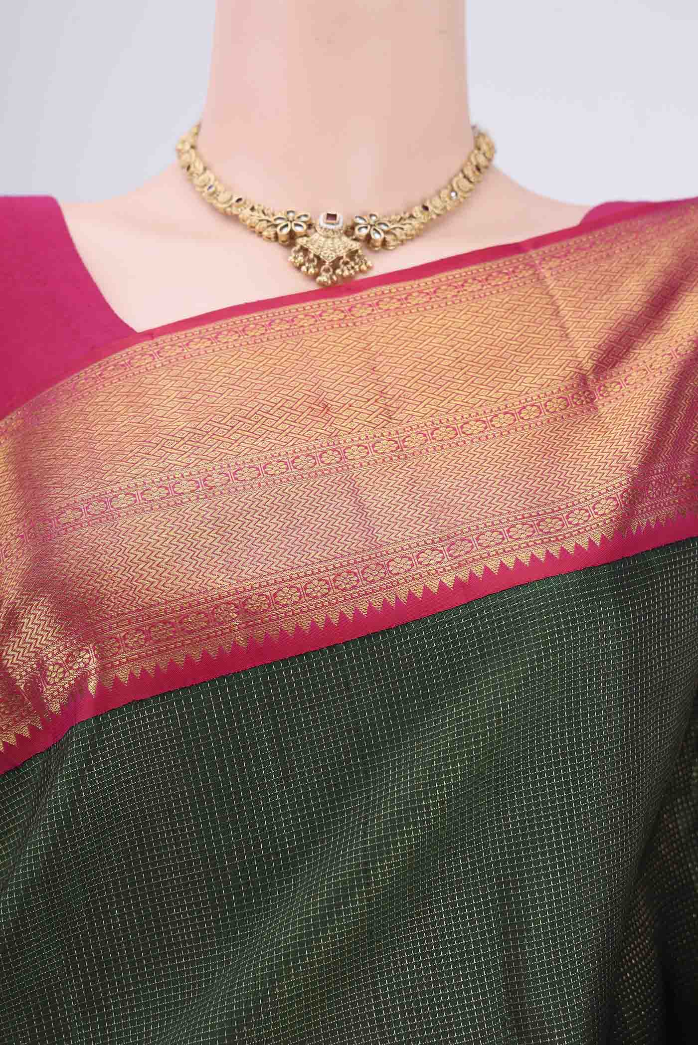 Border image of Pure Silk Pure Zari Bottle Green Kanchipuram Saree with Checked design on the body and Zari Border. 
