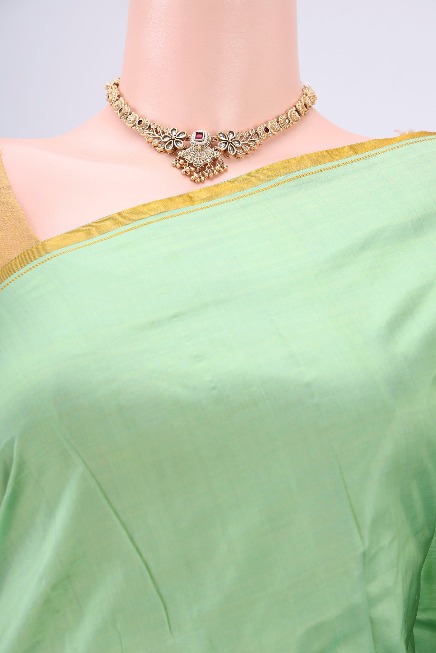 Border image of Mint Green Kanchipuram Silk Saree with Plain Body and Thread Border. 
